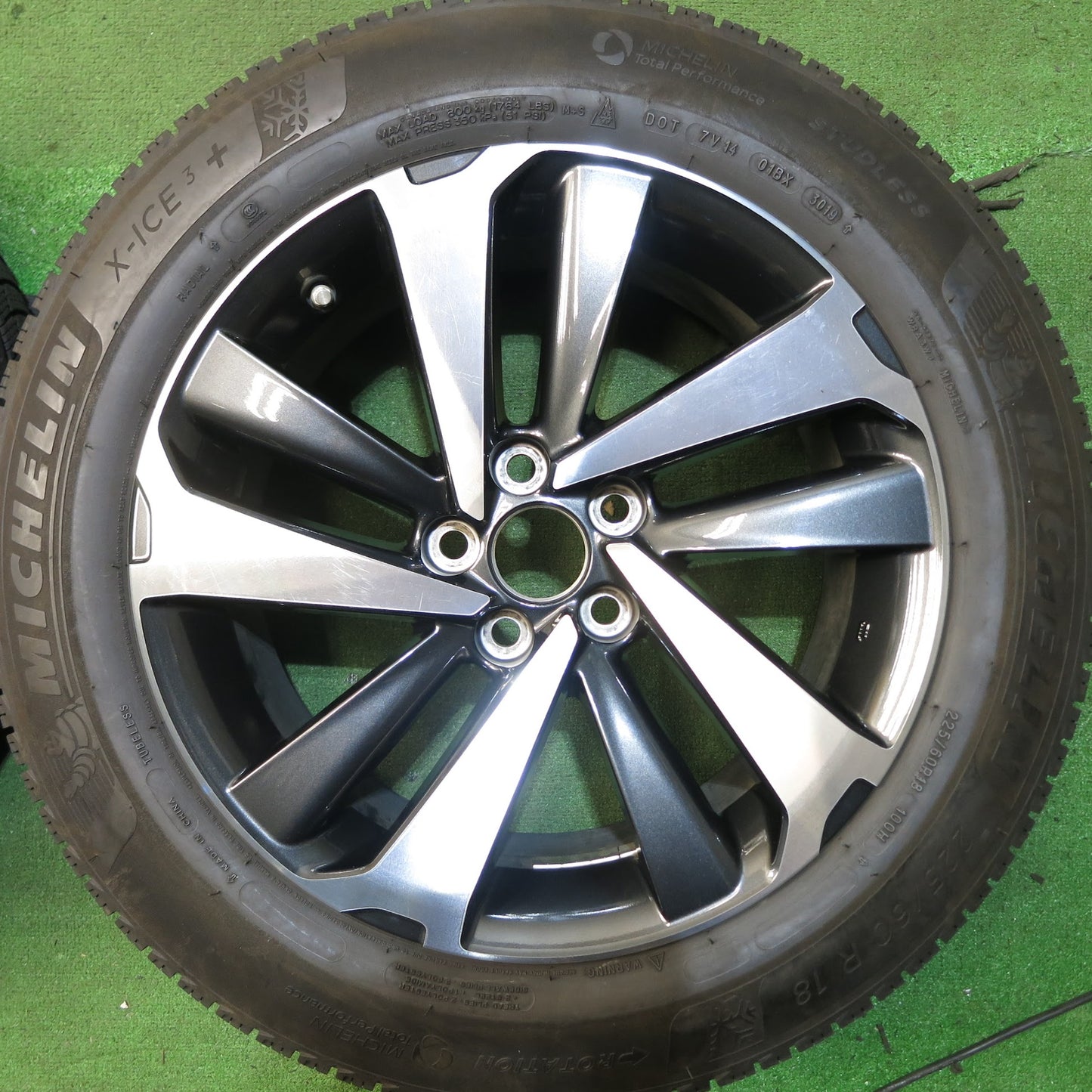 [送料無料]バリ溝！19年！キレイ★センサー付き レクサス 10系 NX バージョンL 純正 225/60R18 スタッドレス ミシュラン X-ICE3+ 18インチ★3051005Hス