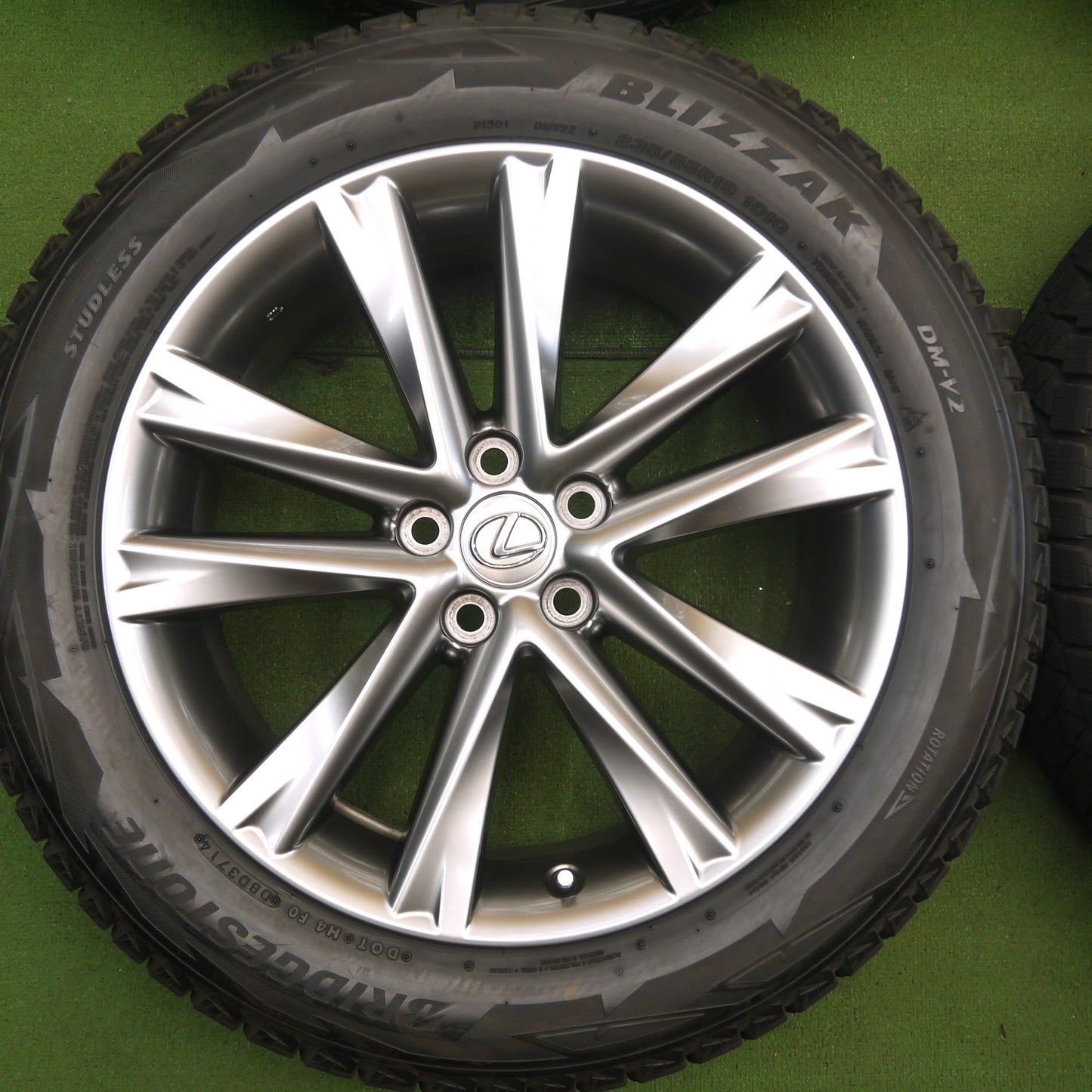 [送料無料]バリ溝！キレイ！8.5分★レクサス 10系 RX Fスポーツ 純正 235/55R19 スタッドレス ブリヂストン ブリザック DM-V2 19インチ PCD114.3/5H★3070704クス
