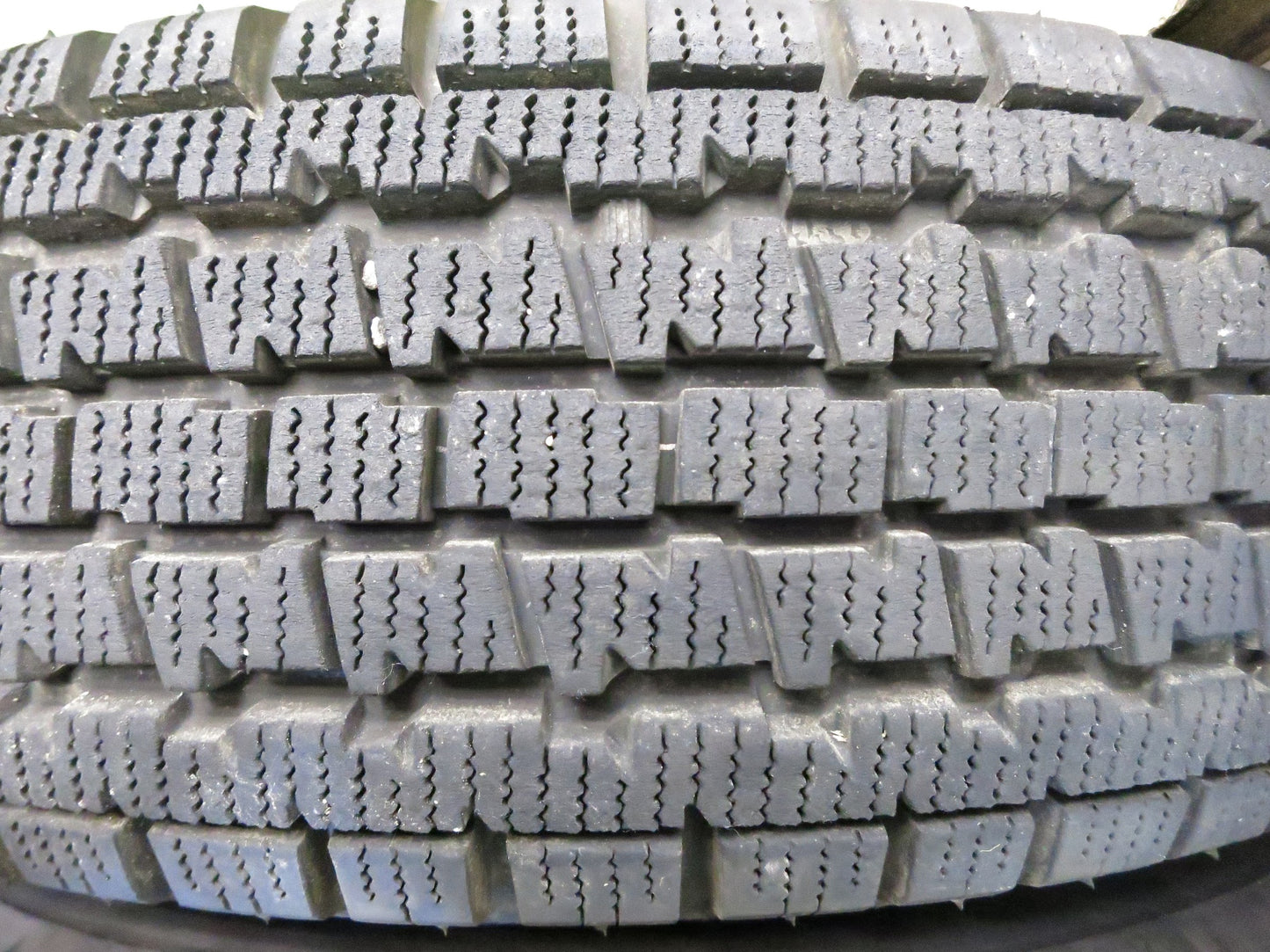 [送料無料]バリ溝！22年！9.5分★スタッドレス 145/80R12 80/78N ブリヂストン W300 スチール ホイール 12インチ PCD 100 110 114.3/4H マルチ★3022702Hス