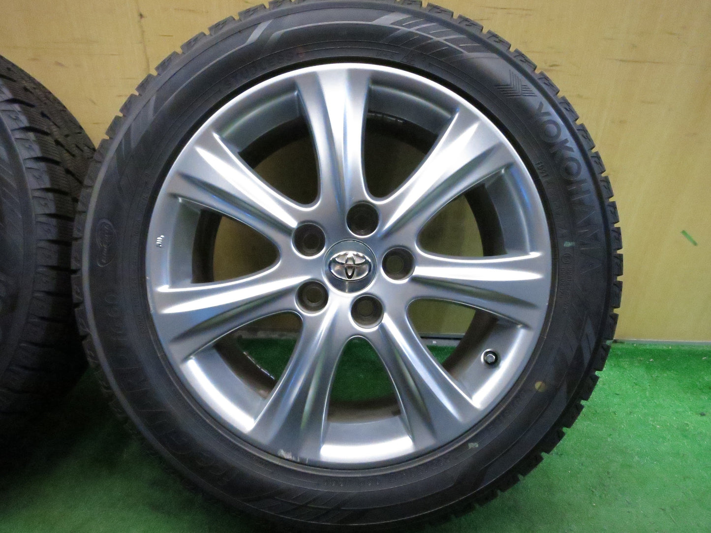[送料無料]バリ溝！9.5分★トヨタ クラウン マジェスタ 純正 235/50R17 スタッドレス ヨコハマ アイスガード iG60 17インチ PCD114.3/5H★3021404Hス
