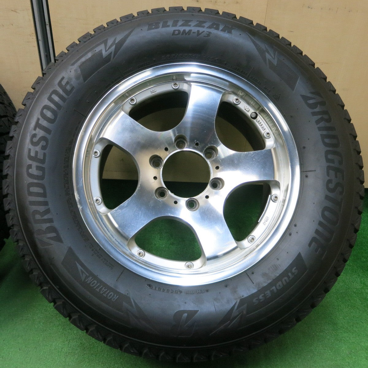 *送料無料* 超バリ溝！9.5分以上★ランクル等 265/65R17 スタッドレス ブリヂストン ブリザック DM-V3 社外 アルミ PCD139.7/6H★4022606イス