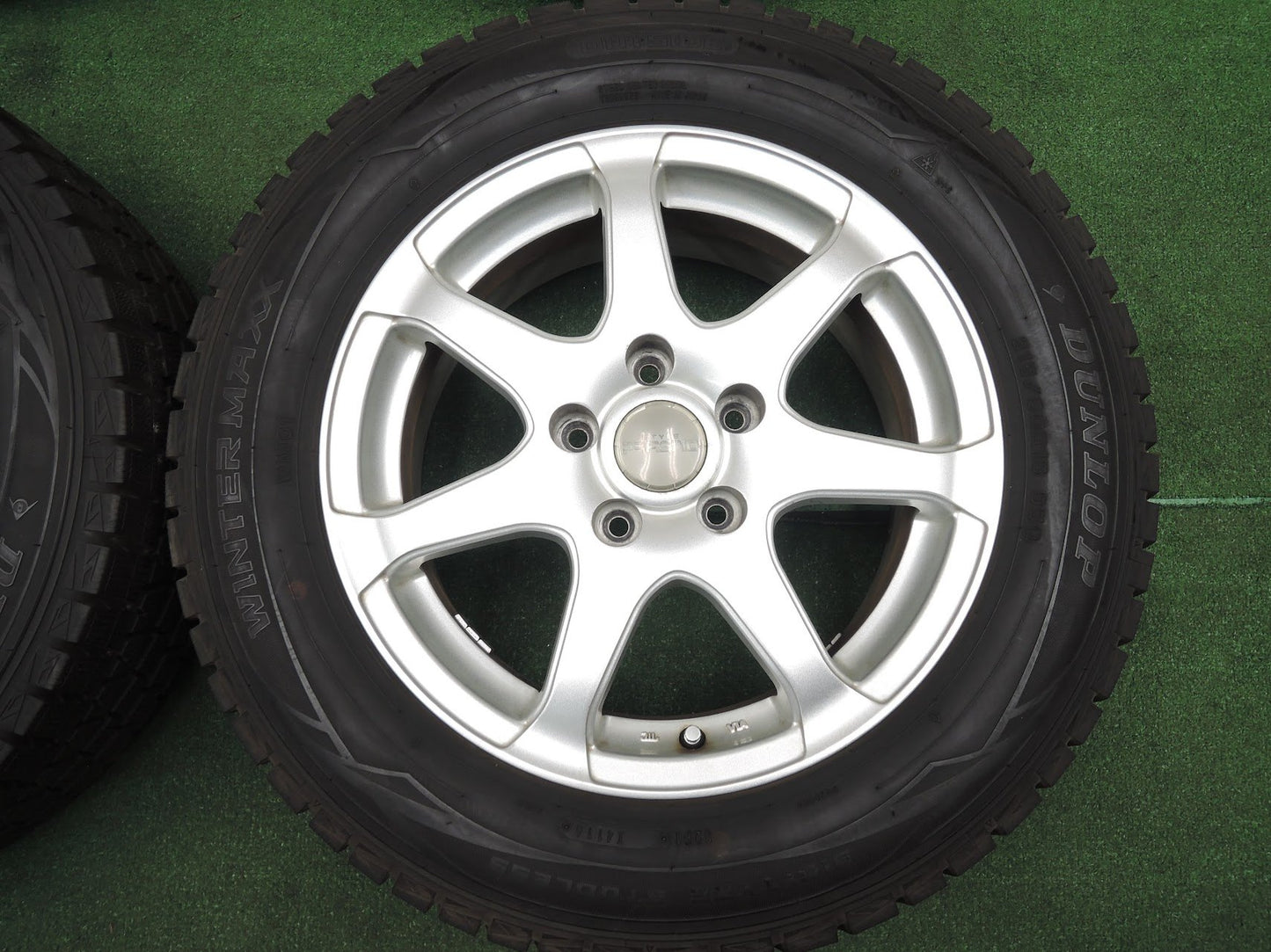 [送料無料]バリ溝！キレイ！9.5分★スタッドレス 215/60R16 ダンロップ ウインターマックス WM01 STYLE PRASINO PCD114.3/5H★3112516HAス