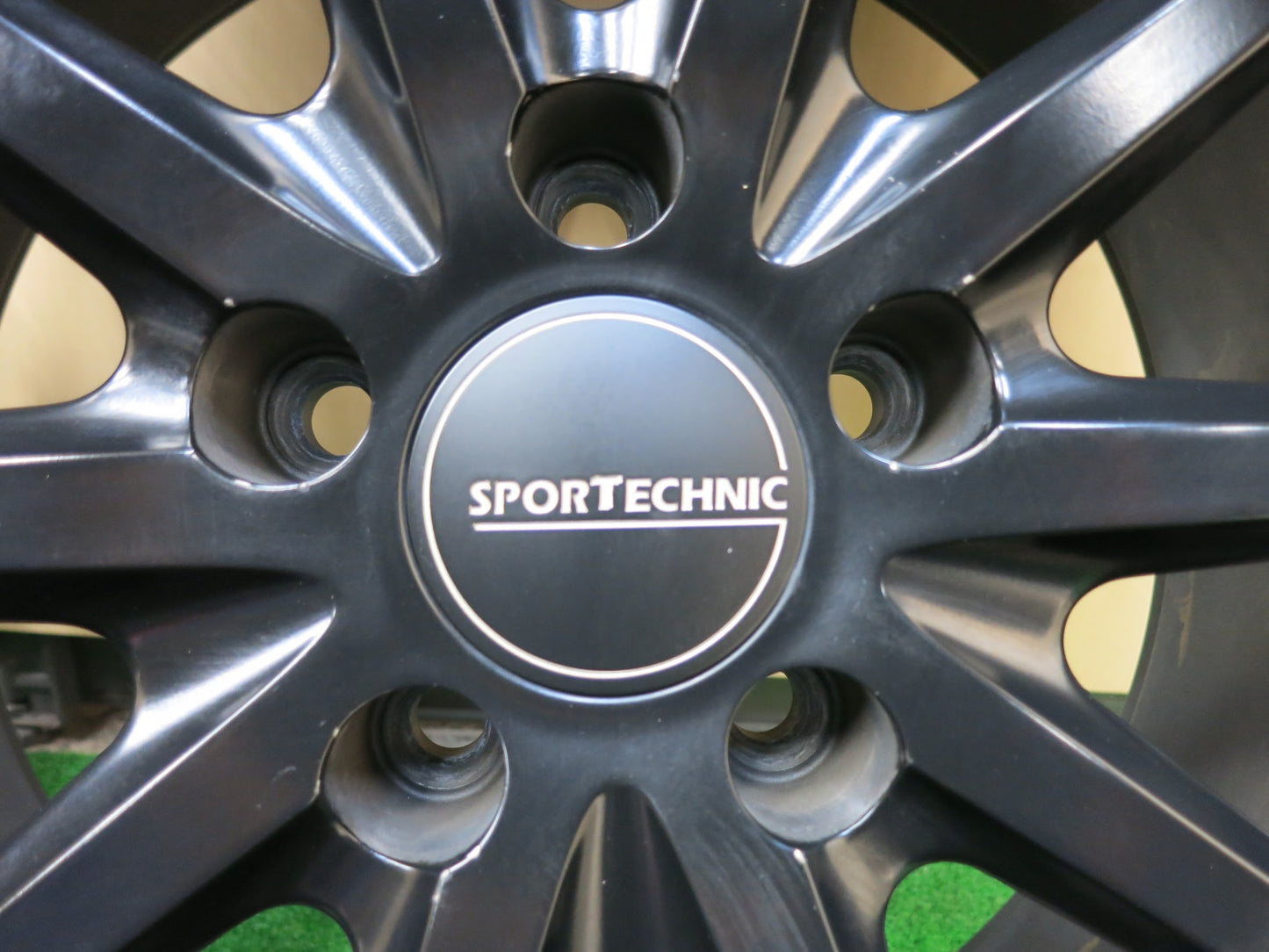 [送料無料]バリ溝！キレイ！9.5分★アウディ 等 SPORT TECHNIC 235/55R18 スタッドレス ヨコハマ アイスガード G075 スポーツテクニック PCD112/5H★3031106ヒス
