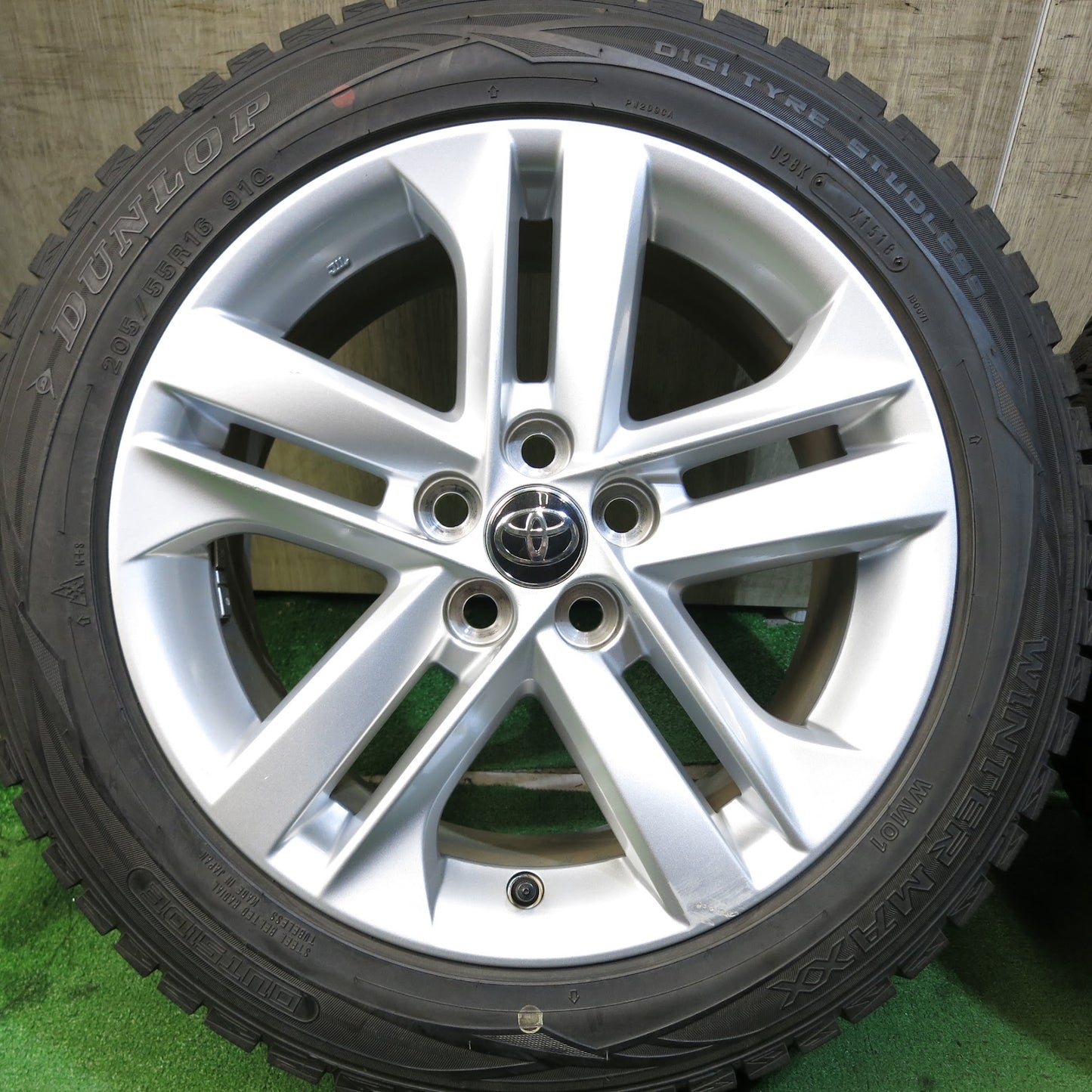 [送料無料]バリ溝！綺麗！9.5分★トヨタ カローラ スポーツ 純正 205/55R16 スタッドレス ダンロップ ウインターマックス WM01 16インチ PCD100/5H★3061305Hス