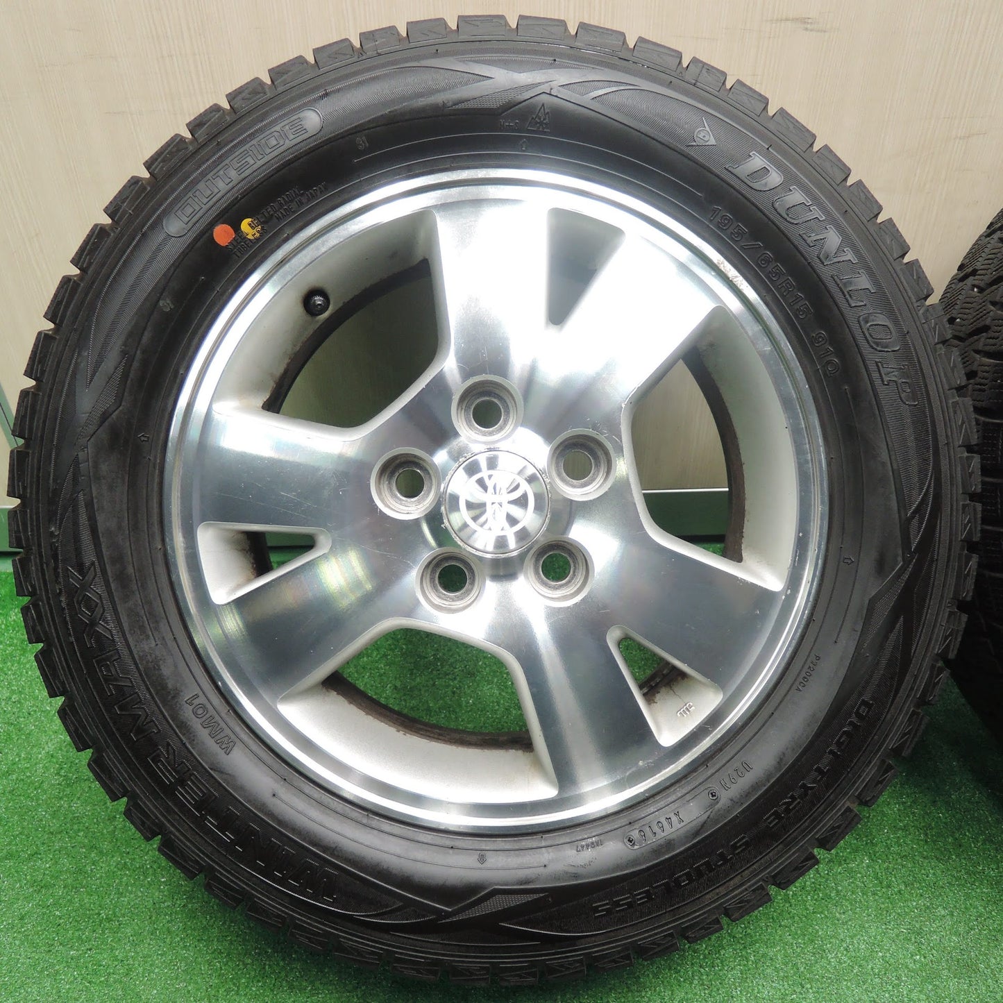 [送料無料]バリ溝！9.5分★トヨタ ノア ヴォクシー 純正 195/65R15 スタッドレス ダンロップ ウインターマックス WM01 15インチ PCD114.3/5H★3091204NJス