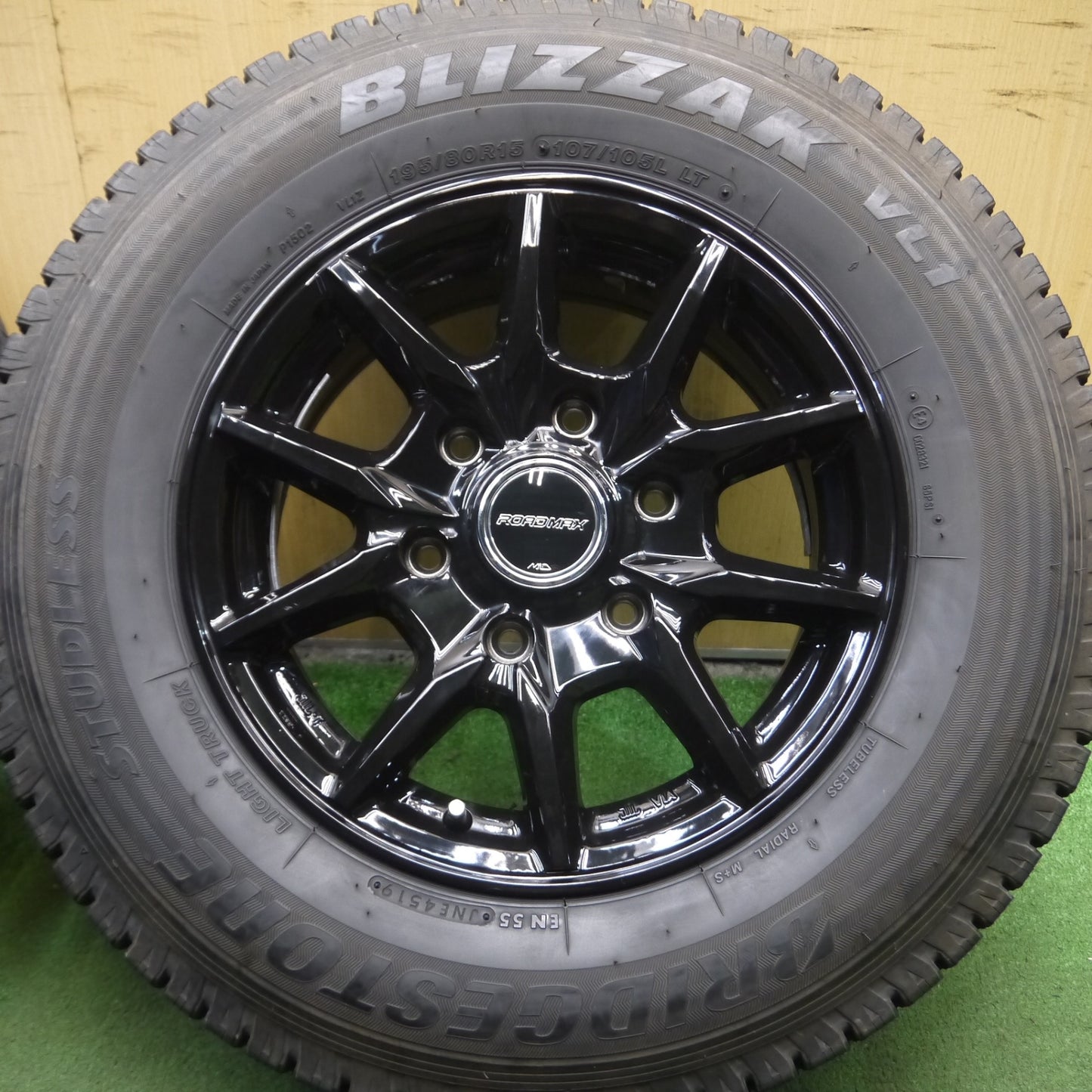 *送料無料* バリ溝！キレイ！9分★ハイエース 等 195/80R15 107/105L スタッドレス ブリヂストン ブリザック VL1 ROADMAX MiD PCD139.7/6H★4021418Hス