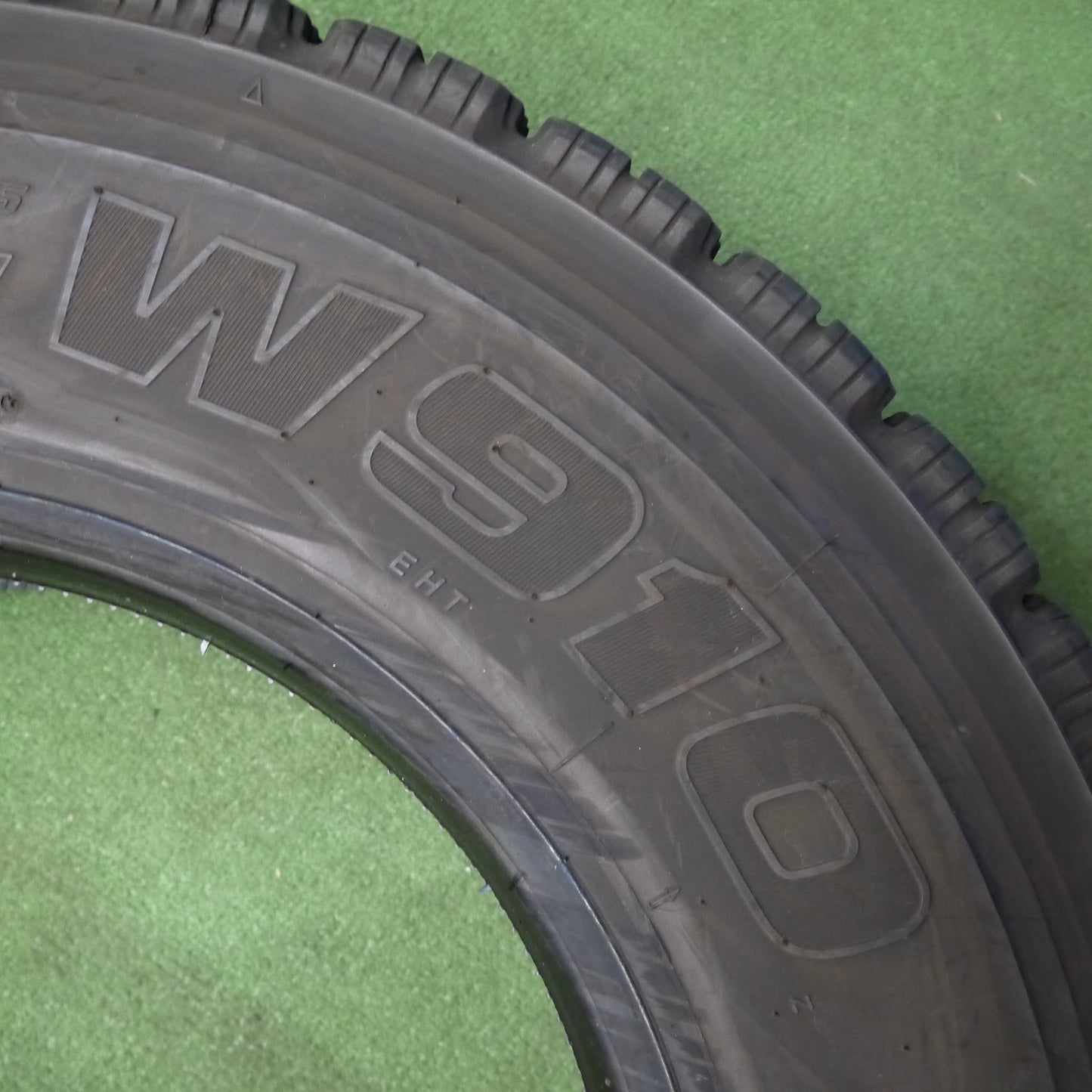 [送料無料]バリ溝！22年！9分★トラック タイヤ 225/80R17.5 123/122L スタッドレス ブリヂストン W910 17.5インチ★3050301クスタ