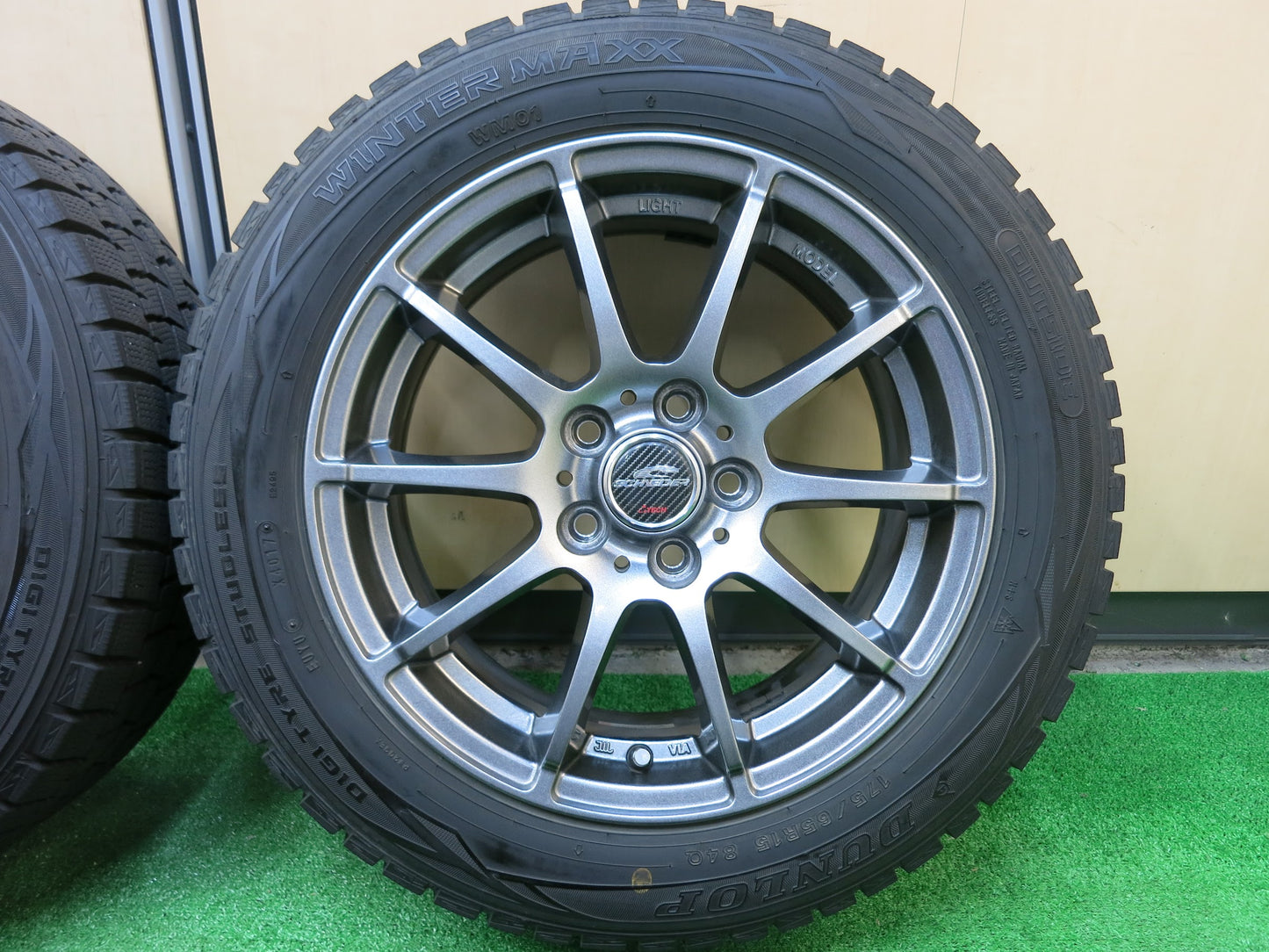 [送料無料]バリ溝！キレイ！9.5分★スタッドレス 175/65R15 ダンロップ ウインターマックス WM01 SCHNEIDER ATECH シュナイダー 15インチ PCD100/5H★3011807ヒス