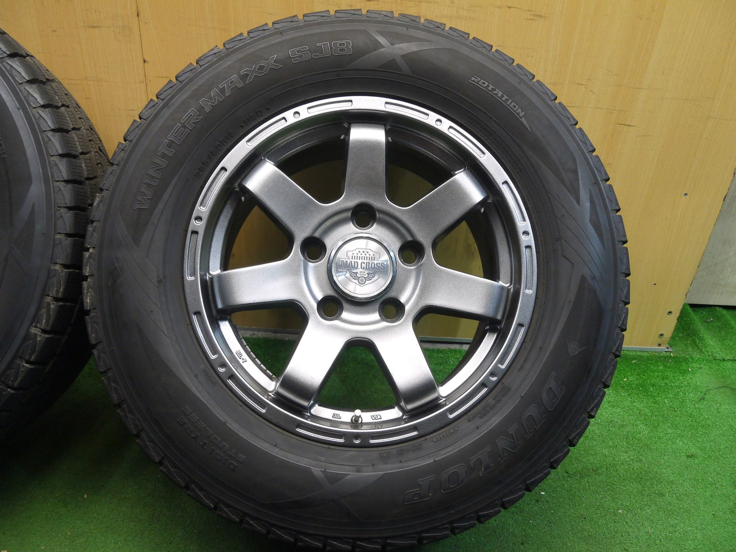 [送料無料]バリ溝！19年！綺麗！9.5分以上★ランクル 等 MADCROSS 285/60R18 スタッドレス ダンロップ ウインターマックス SJ8 18インチ PCD150/5H★2121007アス