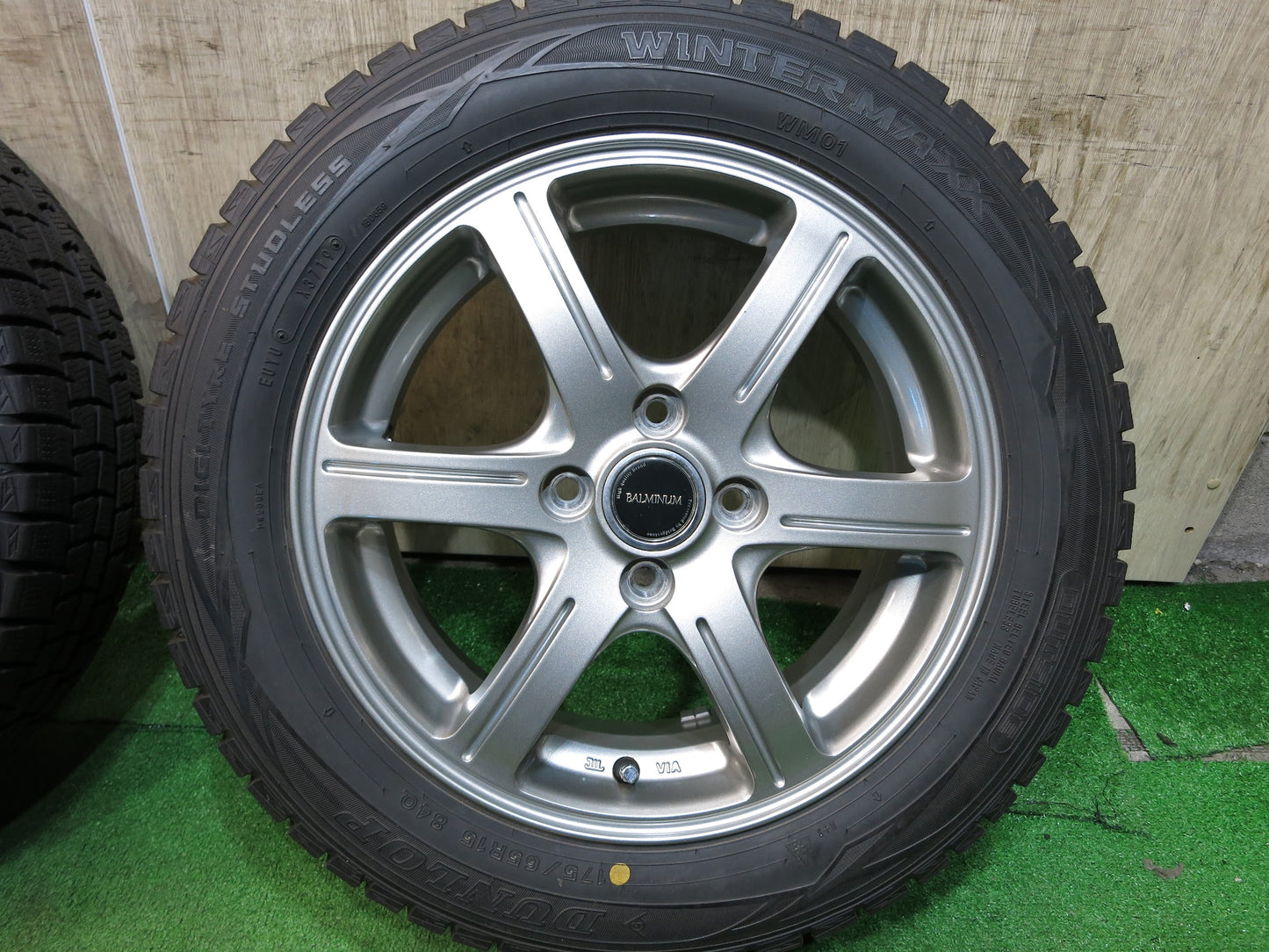 [送料無料]バリ溝！19年！キレイ！9.5分★スタッドレス 175/65R15 ダンロップ ウインターマックス WM01 BALMINUM バルミナ 15インチ PCD100/4H★2102608Hス