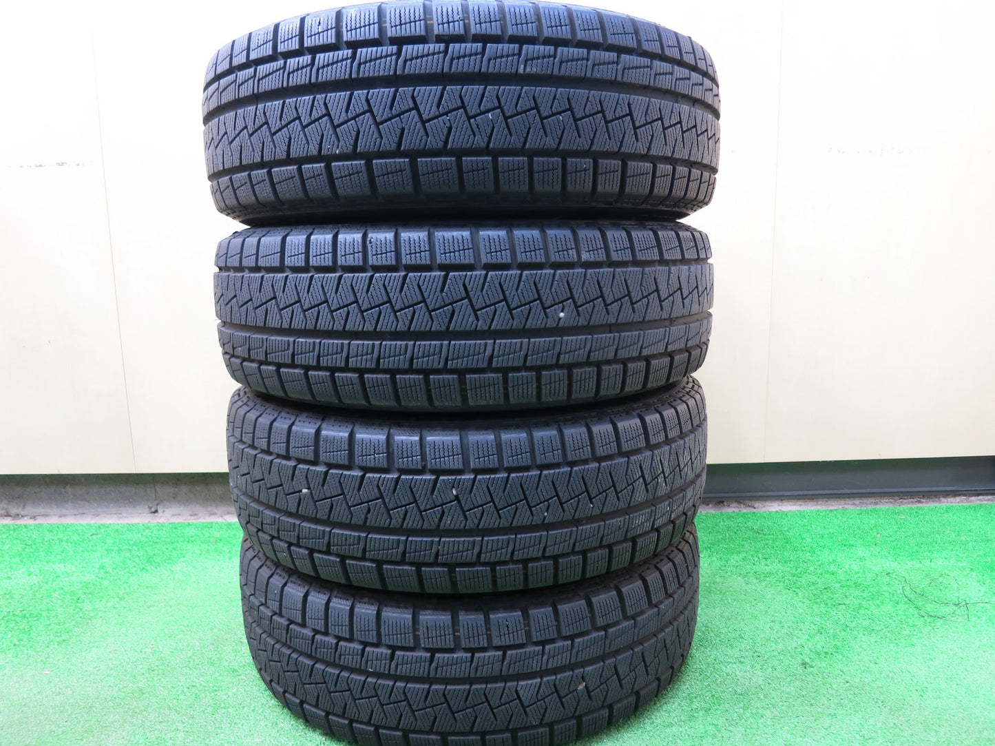 [送料無料]バリ溝！18年！9分★スタッドレス 175/65R15 ピレリ アイスアシンメトリコ プラス タイヤ 15インチ アクア ヴィッツ フィット キューブ等★2120301ヒスタ
