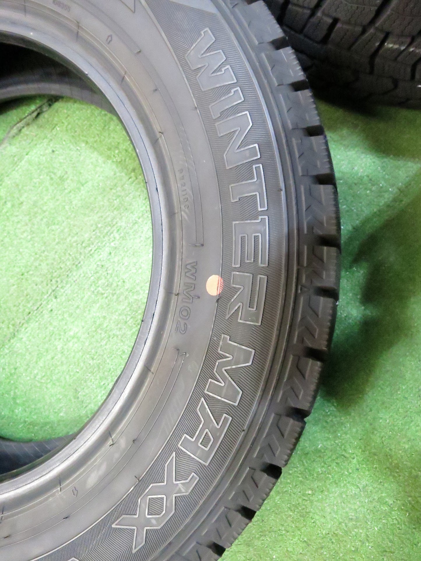 [送料無料]ほぼ未使用！超バリ溝！20年★スタッドレス 175/70R14 ダンロップ ウインターマックス WM02 タイヤ 14インチ ノート フィット ヴィッツ等★3011303Hスタ
