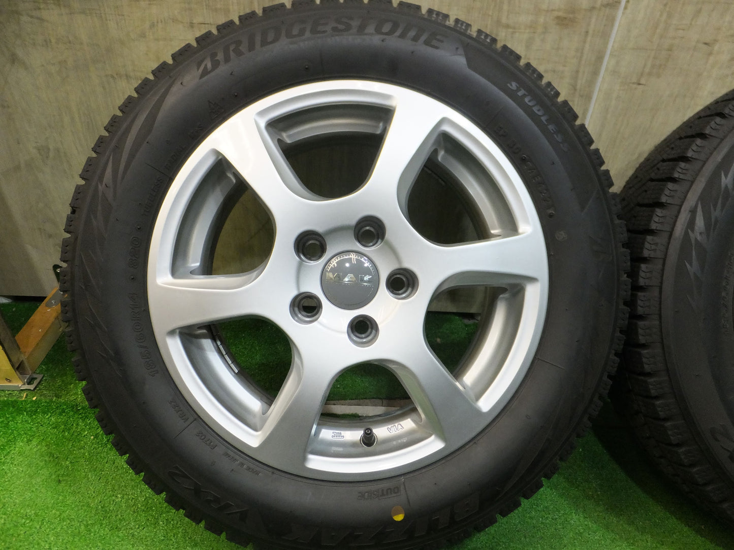 [送料無料]バリ溝！21年！キレイ！ほぼ10分★スタッドレス 185/60R14 MAK ブリヂストン ブリザック VRX2 14インチ PCD100/5H★2091213Hス