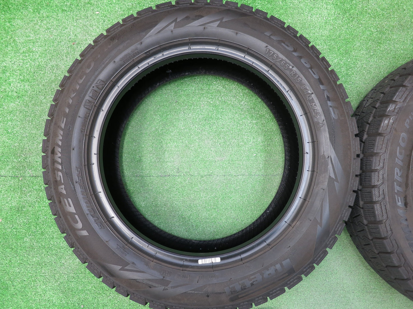 [送料無料]バリ溝！18年！9分★スタッドレス 175/65R15 ピレリ アイスアシンメトリコ プラス タイヤ 15インチ アクア ヴィッツ フィット キューブ等★2120301ヒスタ