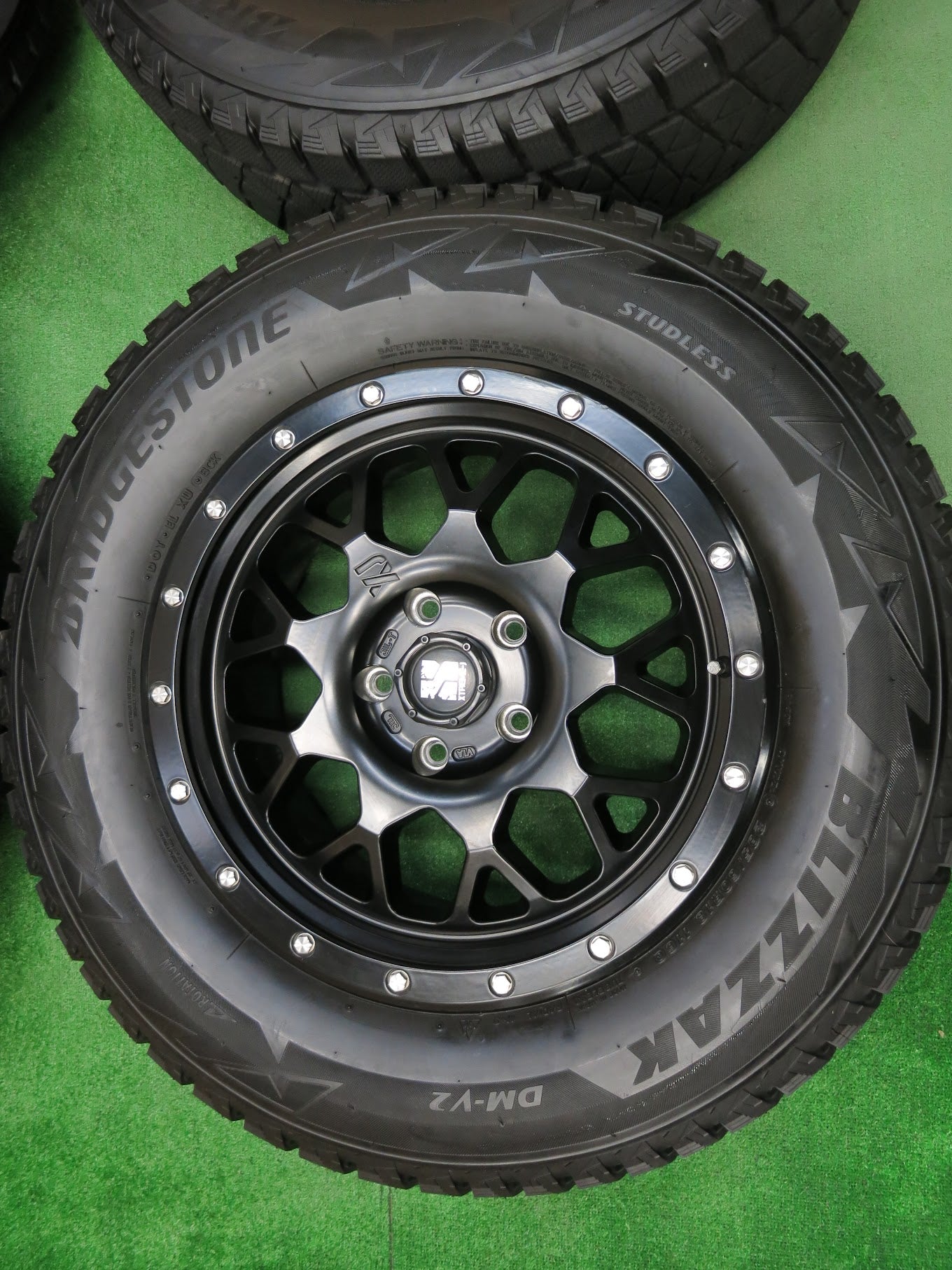 [送料無料]バリ溝 18年！9.5分以上★ジープ 等 XTREME-J XJ04 285/60R18 スタッドレス ブリヂストン ブリザック DM-V2 エクストリームJ PCD127/5★2122002ヒス