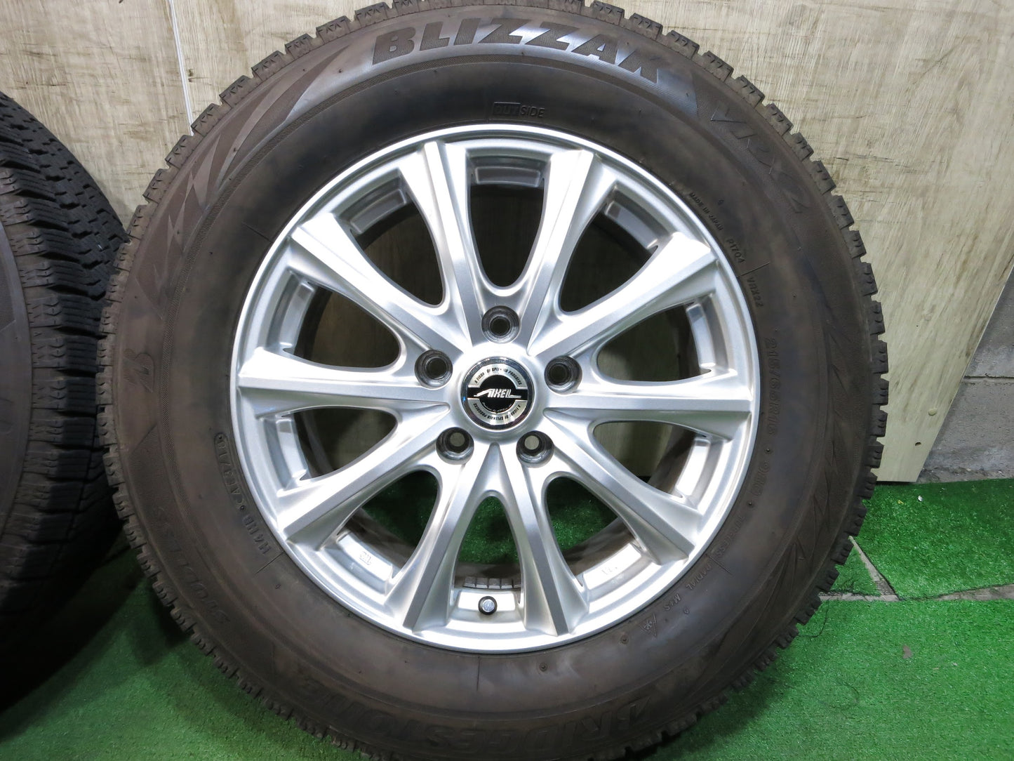[送料無料]バリ溝！18年！綺麗！8.5分★スタッドレス 215/65R16 ブリヂストン ブリザック VRX2 AXEL weds アクセル 16インチ PCD114.3/5H★2111611Hス