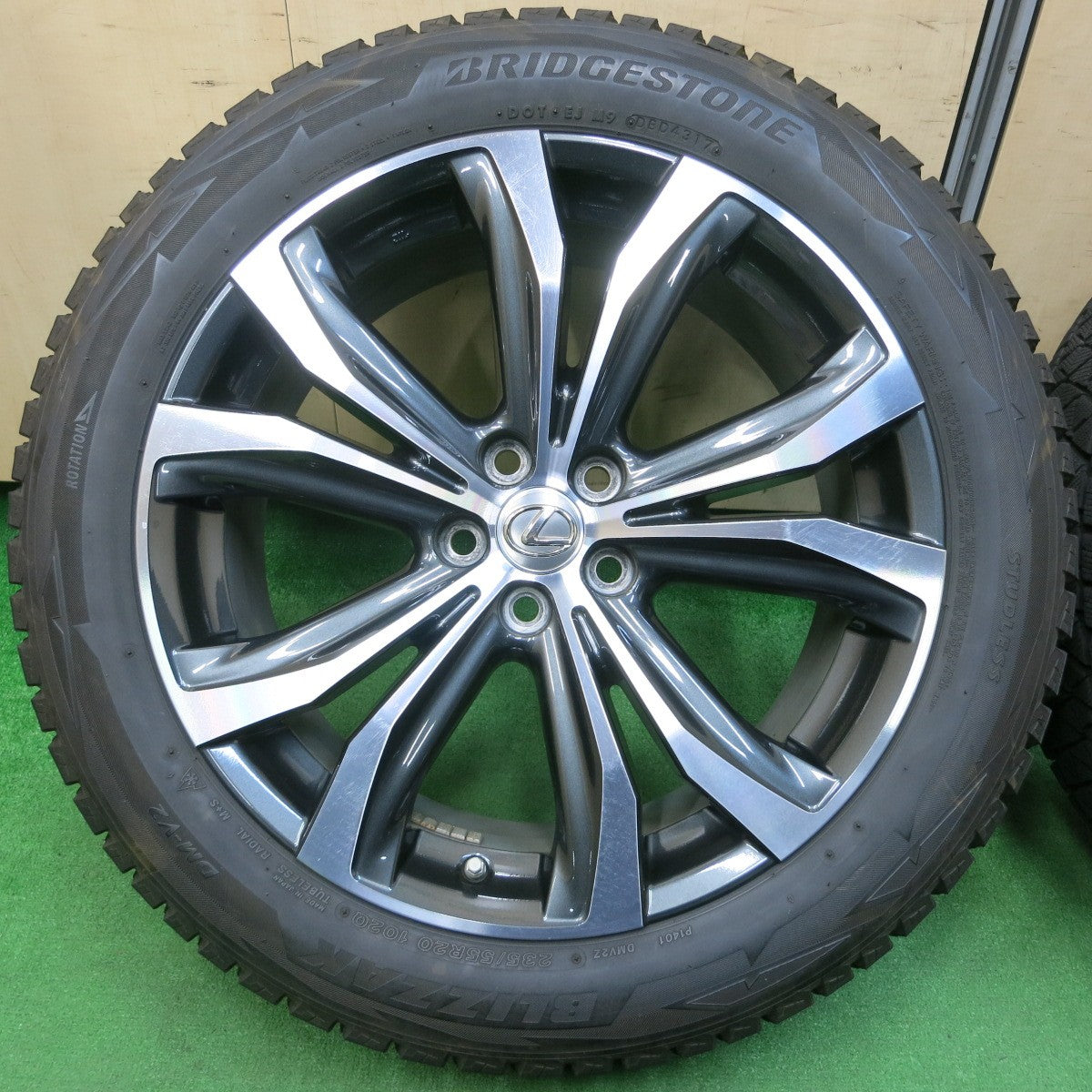 *送料無料* センサー付！バリ溝！キレイ！9分★レクサス RX450h 純正 235/55R20 スタッドレス ブリヂストン ブリザック DM-V2 PCD114.3/5H★4022607イス