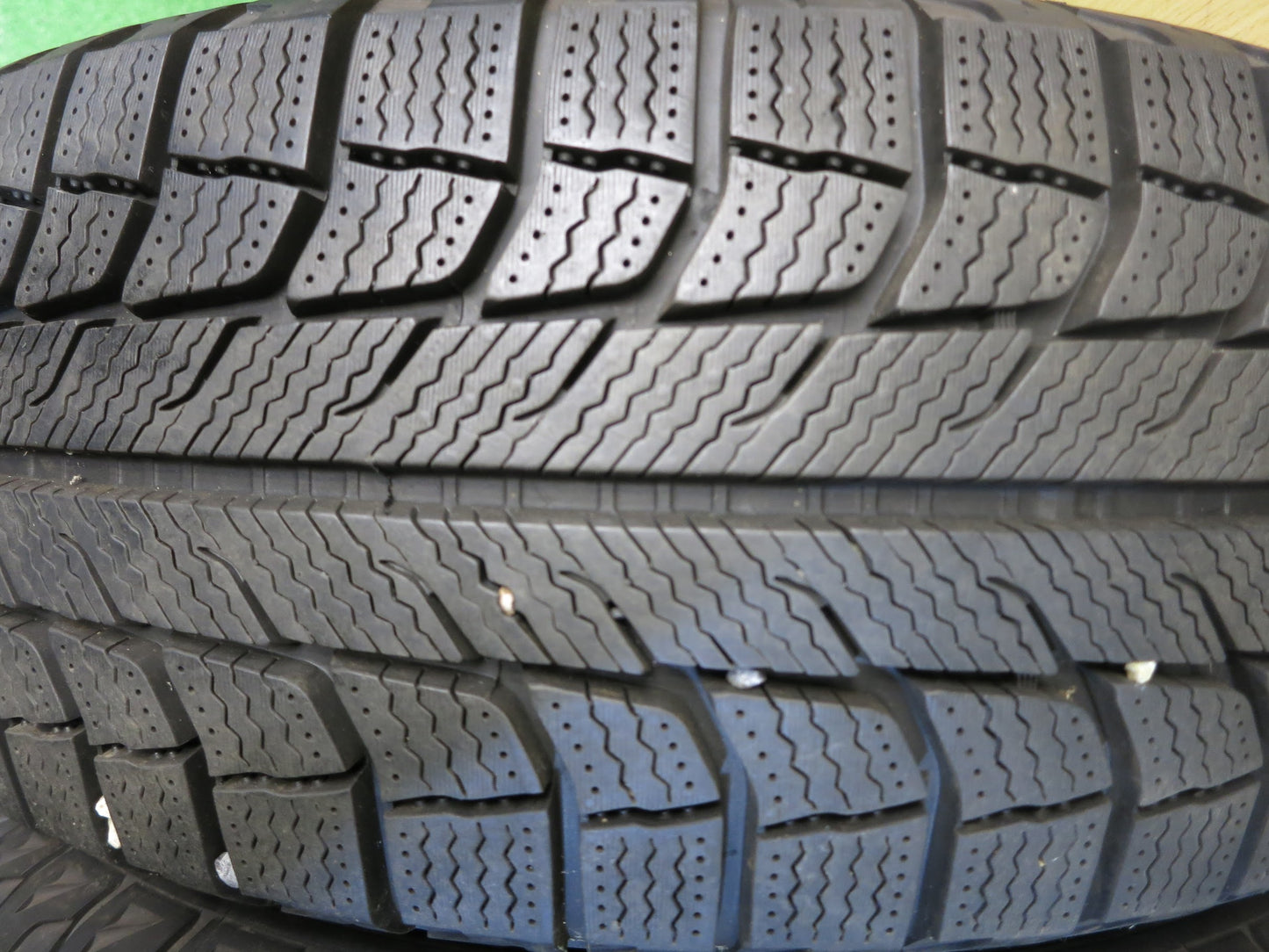 [送料無料]バリ溝！キレイ！9.5分以上★日産 エルグランド 純正 215/65R16 スタッドレス ミシュラン X-ICE XI2 16インチ PCD114.3/5H★2110904Hス