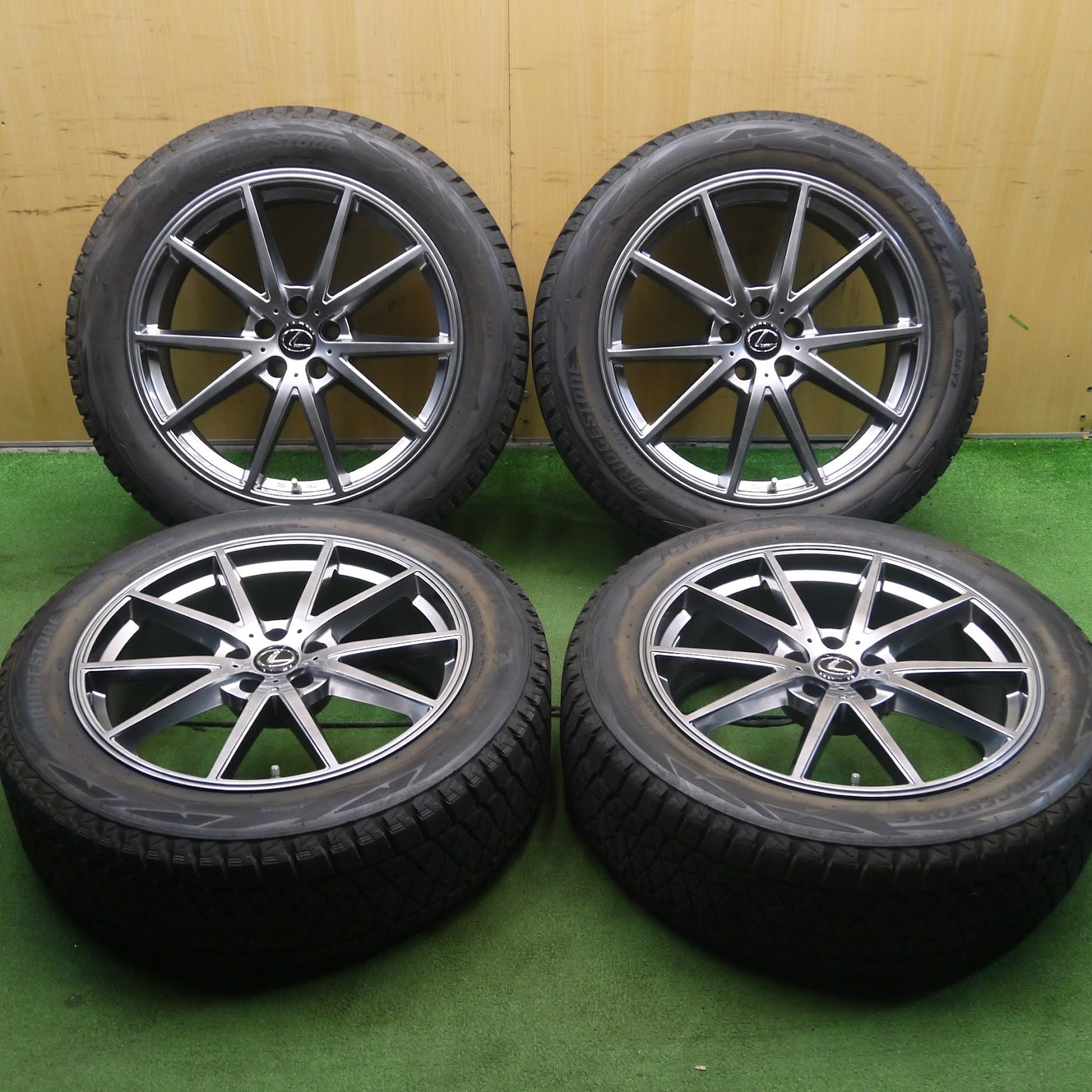 [送料無料]バリ溝！綺麗！9.5分★レクサス 等 LF SPORT 235/55R20 スタッドレス ブリヂストン ブリザック DM-V2 アルミ 20インチ PCD114.3/5H★3071704KKス