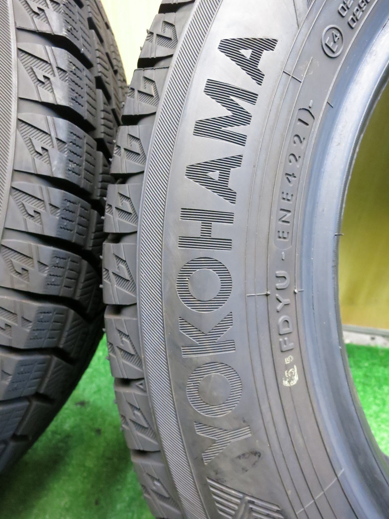 [送料無料]バリ溝！21年！ほぼ10分★スタッドレス 175/65R15 ヨコハマ アイスガード iG60 タイヤ 15インチ アクア ヴィッツ フィット 等★2121609Hスタ
