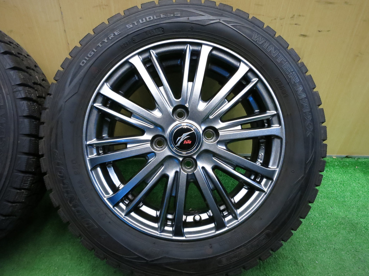 [送料無料]超バリ溝！18年！キレイ！9.5分以上★スタッドレス 175/65R14 ダンロップ ウインターマックス WM01 Fang ファング 14インチ PCD100/4H★2121204Hス