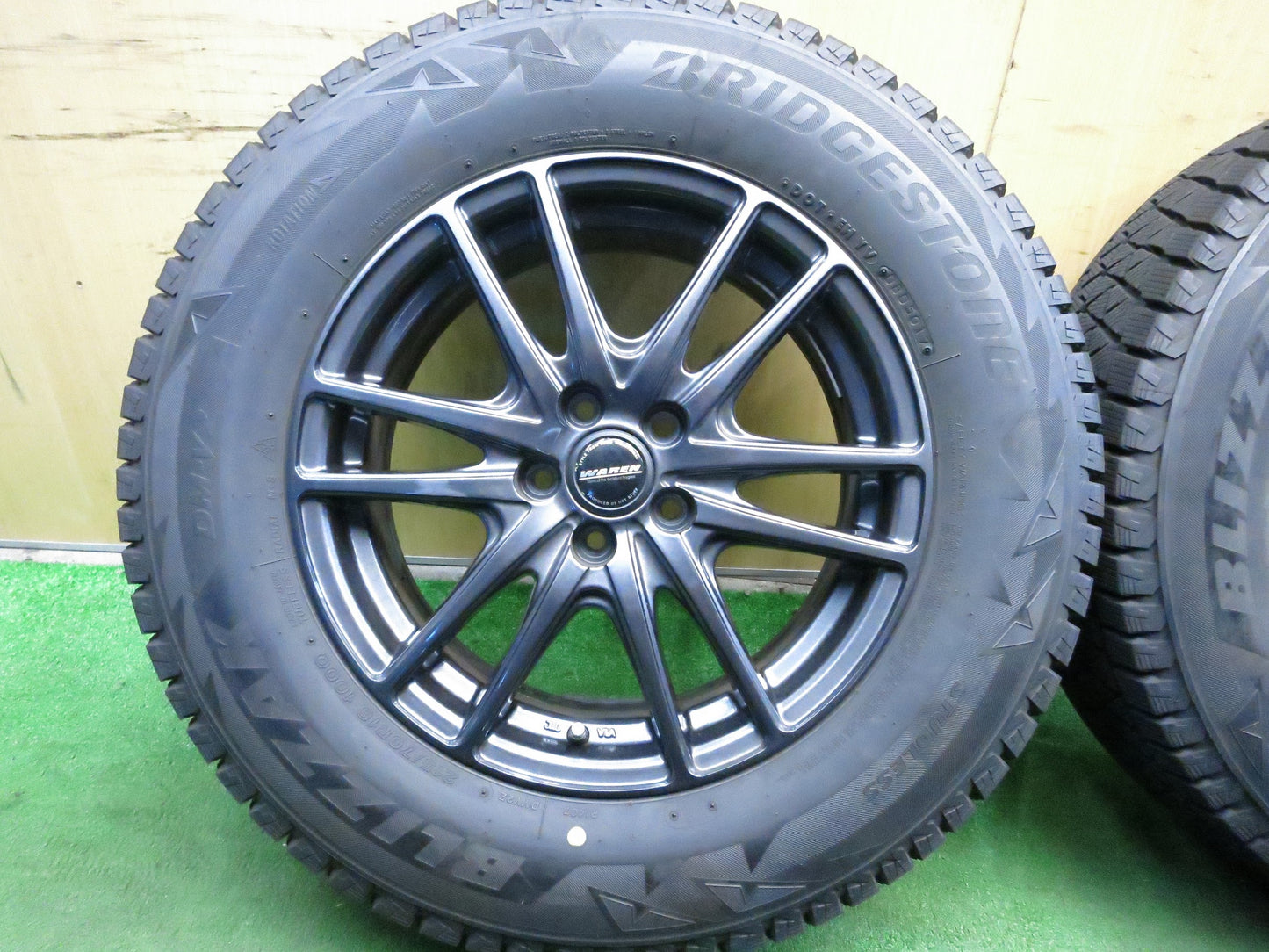 [送料無料]バリ溝！キレイ！9.5分★スタッドレス 215/70R16 ブリヂストン ブリザック DM-V2 WAREN ヴァーレン 16インチ PCD100/5H スバル XV 等★3013103Hス