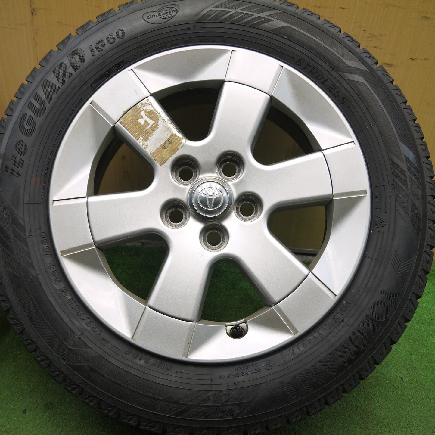 [送料無料]バリ溝！ほぼ10分★トヨタ 20系 プリウス 純正 185/65R15 スタッドレス ヨコハマ アイスガード iG60 15インチ PCD100/5H★3062609Hス