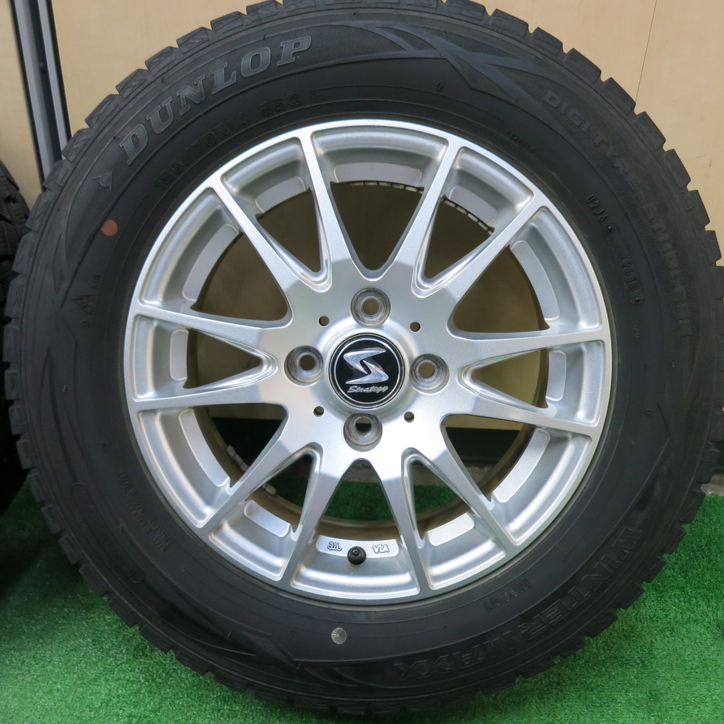 [送料無料]バリ溝！9分★スタッドレス 185/70R14 ダンロップ ウインターマックス WM01 Strategy ストラテジー 14インチ PCD100/4H★3042901ヒス