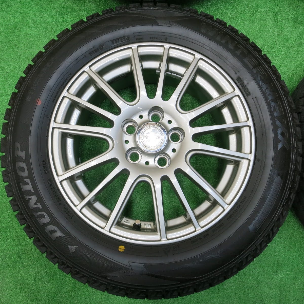[送料無料]バリ溝！22年！キレイ！ほぼ10分★プリウス 等 195/65R15 スタッドレス ダンロップ ウインターマックス WM02 ravrion selzer PCD100/5H★3110902イス