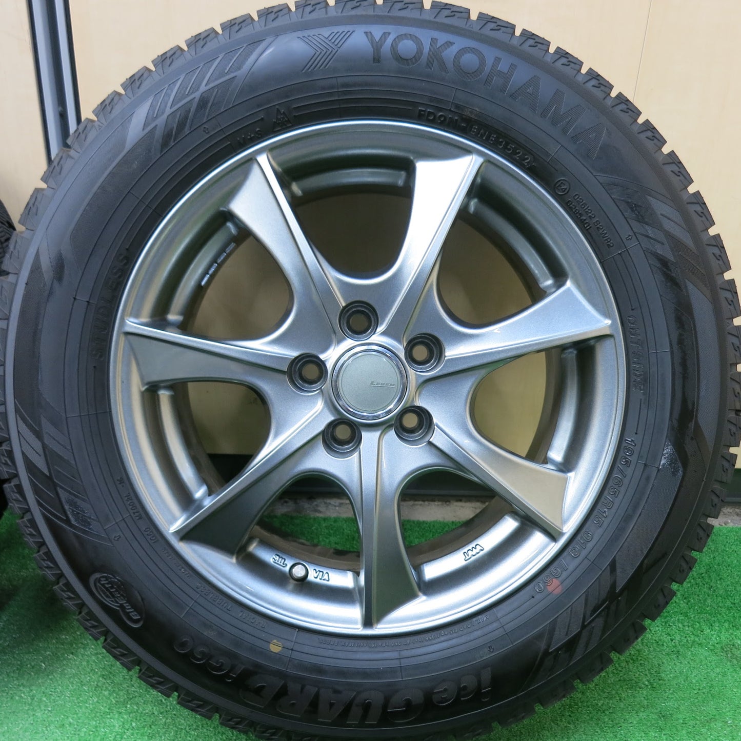 [送料無料]バリ溝！22年！キレイ！ほぼ10分★スタッドレス 195/65R15 ヨコハマ アイスガード iG60 LEBEN レーベン 15インチ PCD100/5H★3051307ヒス