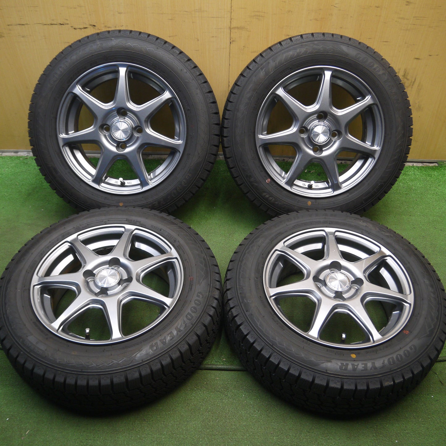 *送料無料*バリ溝！21年！キレイ！ほぼ10分★スタッドレス 165/70R14 グッドイヤー アイスナビ8 Devotion デボーション 14インチ PCD100/4H★3121901Hス