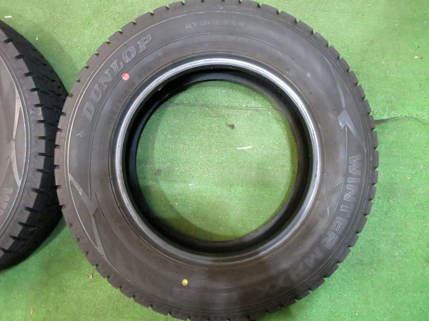 [送料無料]ほぼ未使用！超バリ溝！20年★スタッドレス 175/70R14 ダンロップ ウインターマックス WM02 タイヤ 14インチ ノート フィット ヴィッツ等★3011303Hスタ