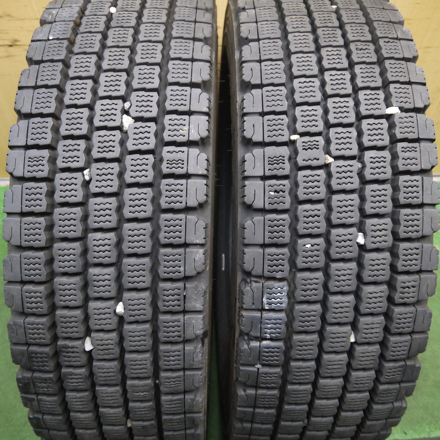 [送料無料]バリ溝！22年！9分★トラック タイヤ 265/70R19.5 140/138J スタッドレス ブリヂストン エコピア W911Ⅱ 19.5インチ★3032804クスタ