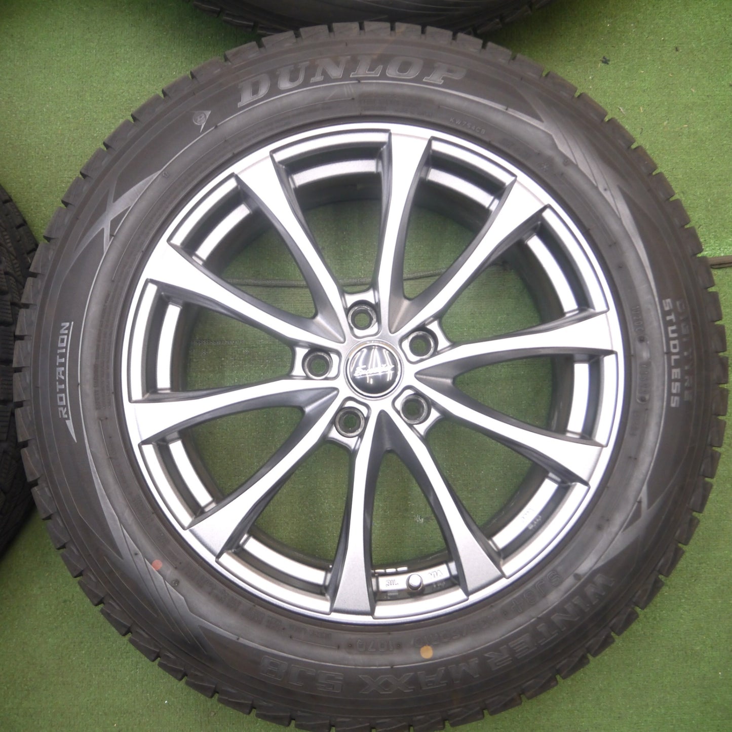 *送料無料* バリ溝！22年！キレイ！9.5分以上★スタッドレス 235/60R18 ダンロップ ウインターマックス SJ8 Exceeder エクシーダー 18インチ PCD114.3/5H★4030201KKス