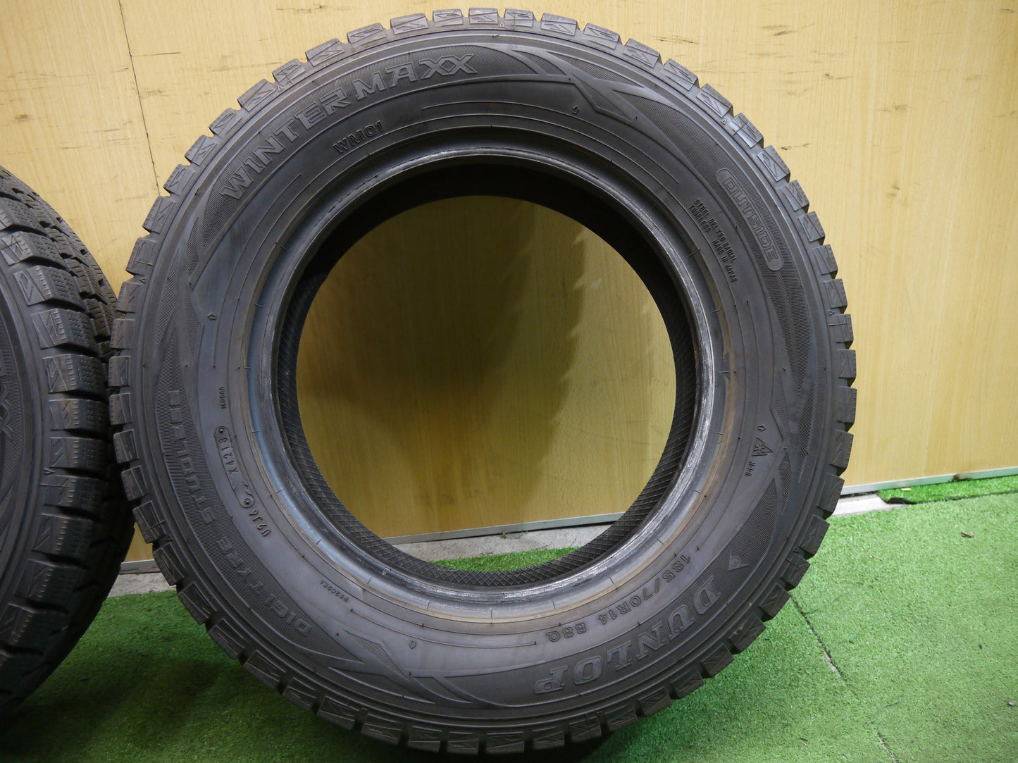 [送料無料]バリ溝！18年！9.5分★スタッドレス 185/70R14 ダンロップ ウインターマックス WM01 タイヤ 14インチ ノート ティーダ フリード 等★2070210ヤスタ