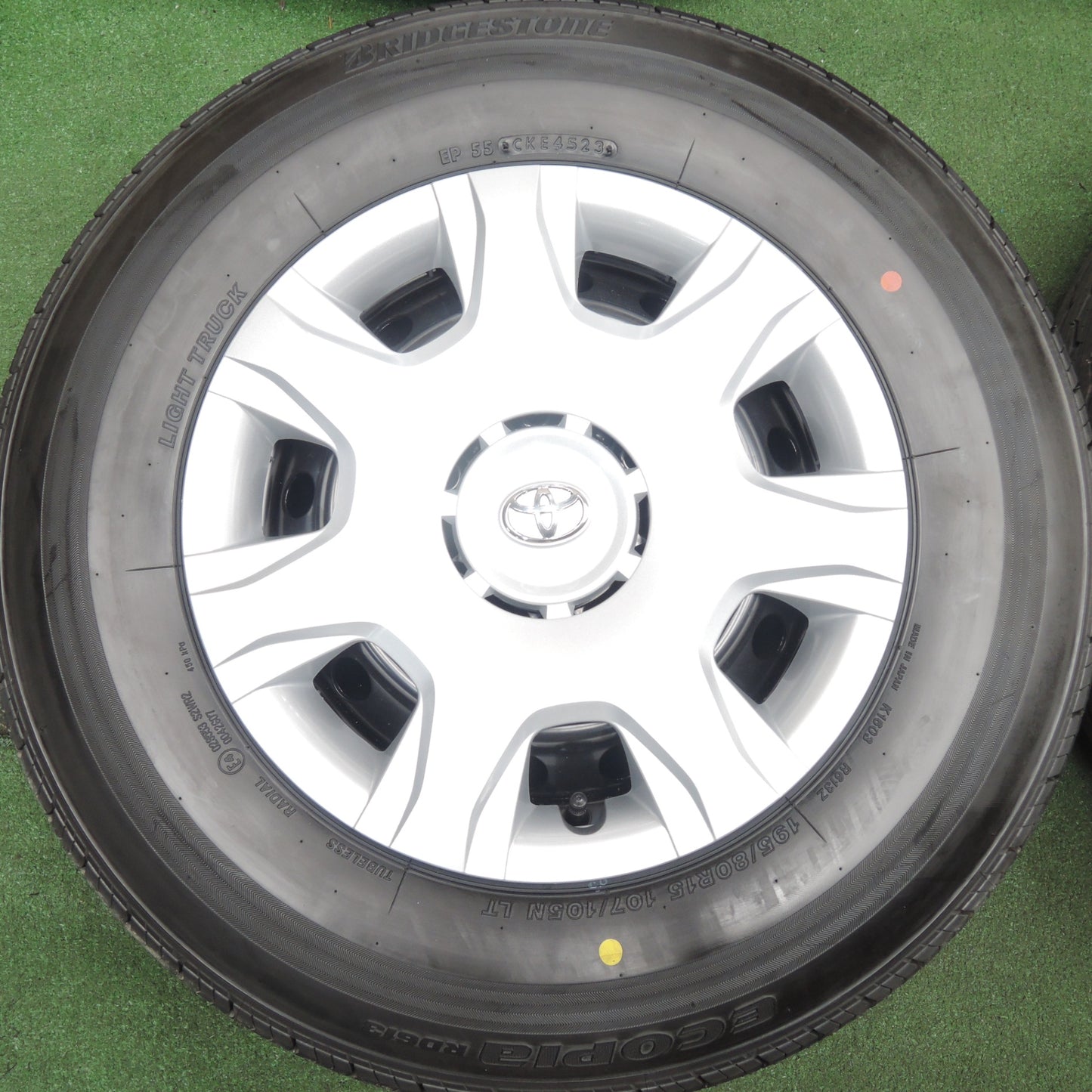 *送料無料* 新車外し！23年★トヨタ 200系 ハイエース 純正 スチール 195/80R15 107/105N ブリヂストン エコピア RD613 PCD139.7/6H★4022503HAノ
