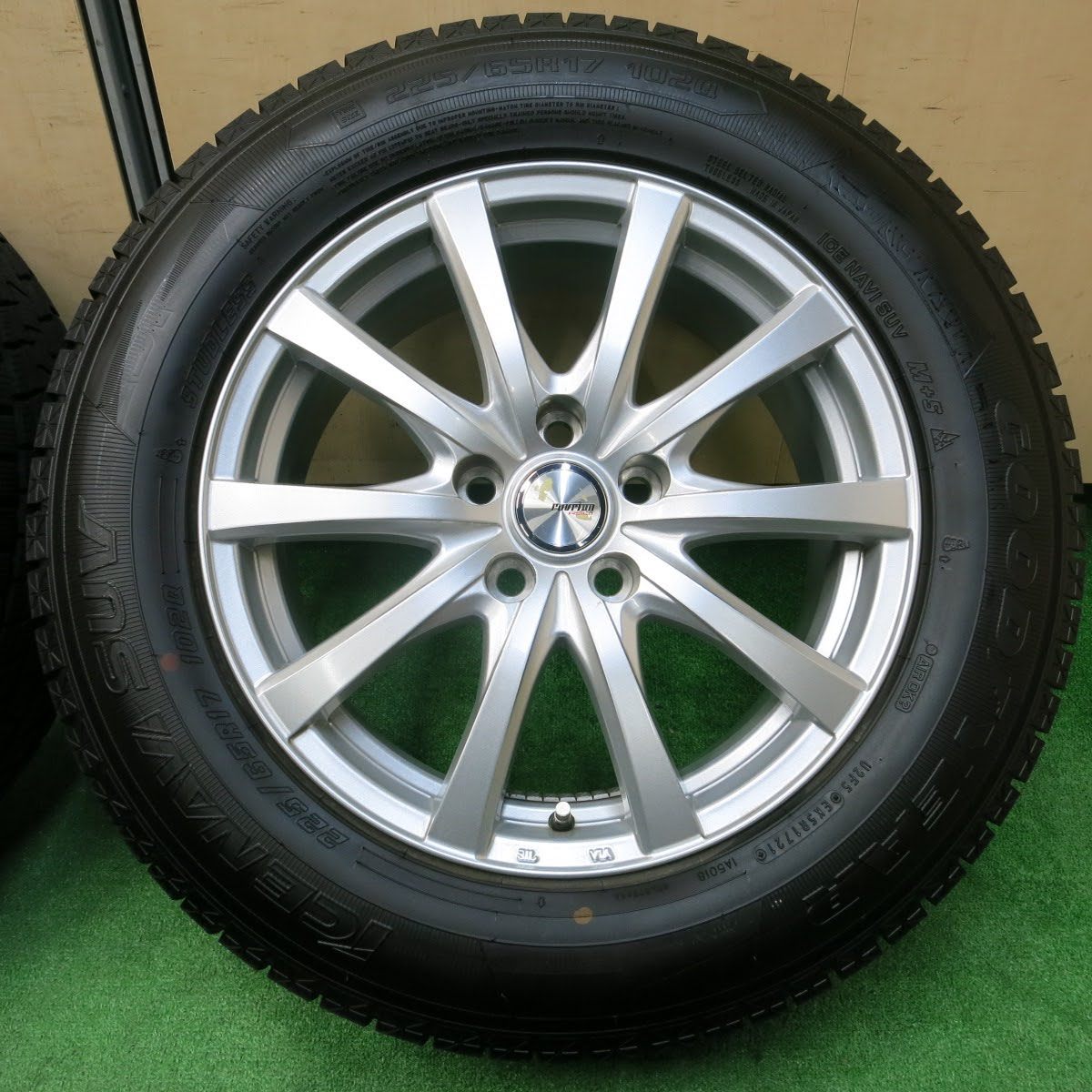 [送料無料] 超バリ溝！21年！キレイ！ほぼ10分★スタッドレス 225/65R17 グッドイヤーアイスナビSUV ravrion PCD114.3/5H★3112908イス
