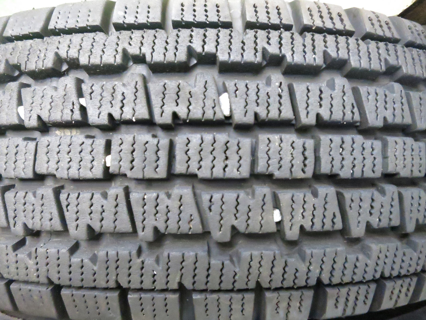 [送料無料]バリ溝！21年！8.5分★スタッドレス 145R12 6PR ブリヂストン W300 スチール ホイール 12インチ PCD 100 110 114.3/4H マルチ★3021001Hス