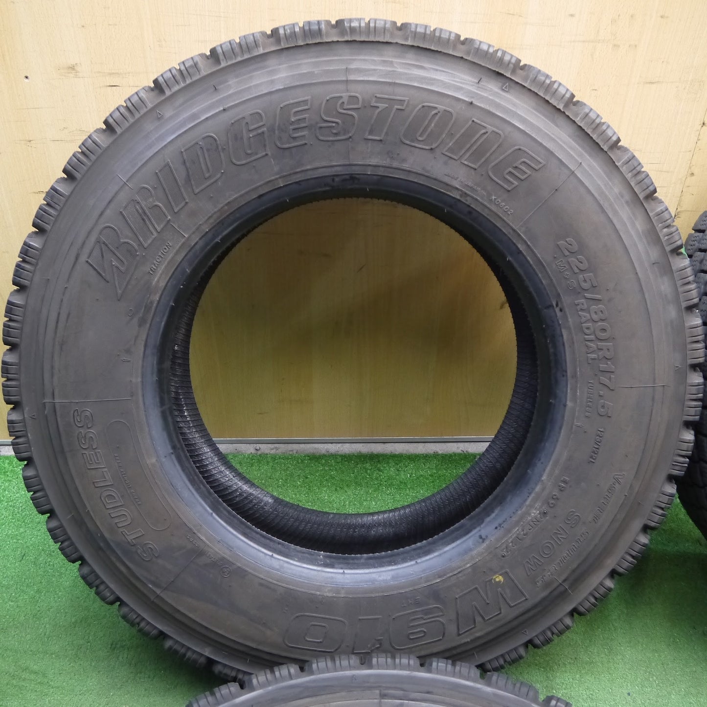 [送料無料]バリ溝！22年！8.5分★トラック タイヤ 225/80R17.5 123/122L スタッドレス ブリヂストン W910 17.5インチ★3040401クスタ