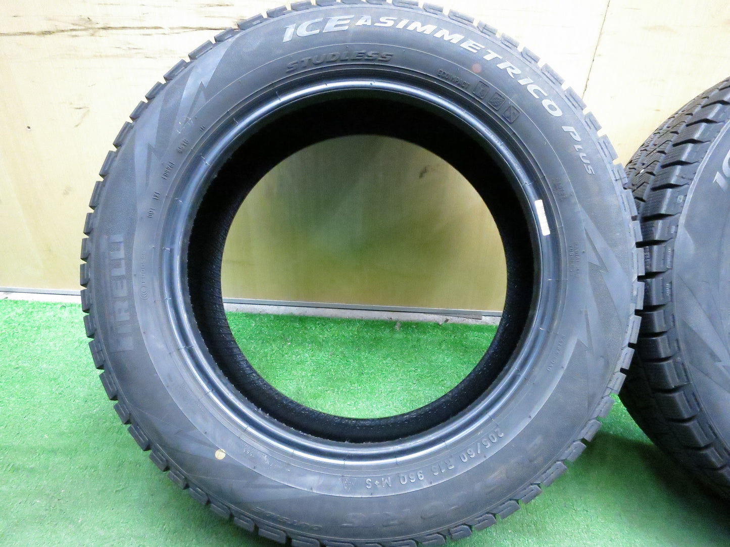 [送料無料]バリ溝！9分★スタッドレス 205/60R16 ピレリ アイスアシンメトリコ プラス タイヤ 16インチ ノア ヴォクシー ステップワゴン 等★3011007Hスタ