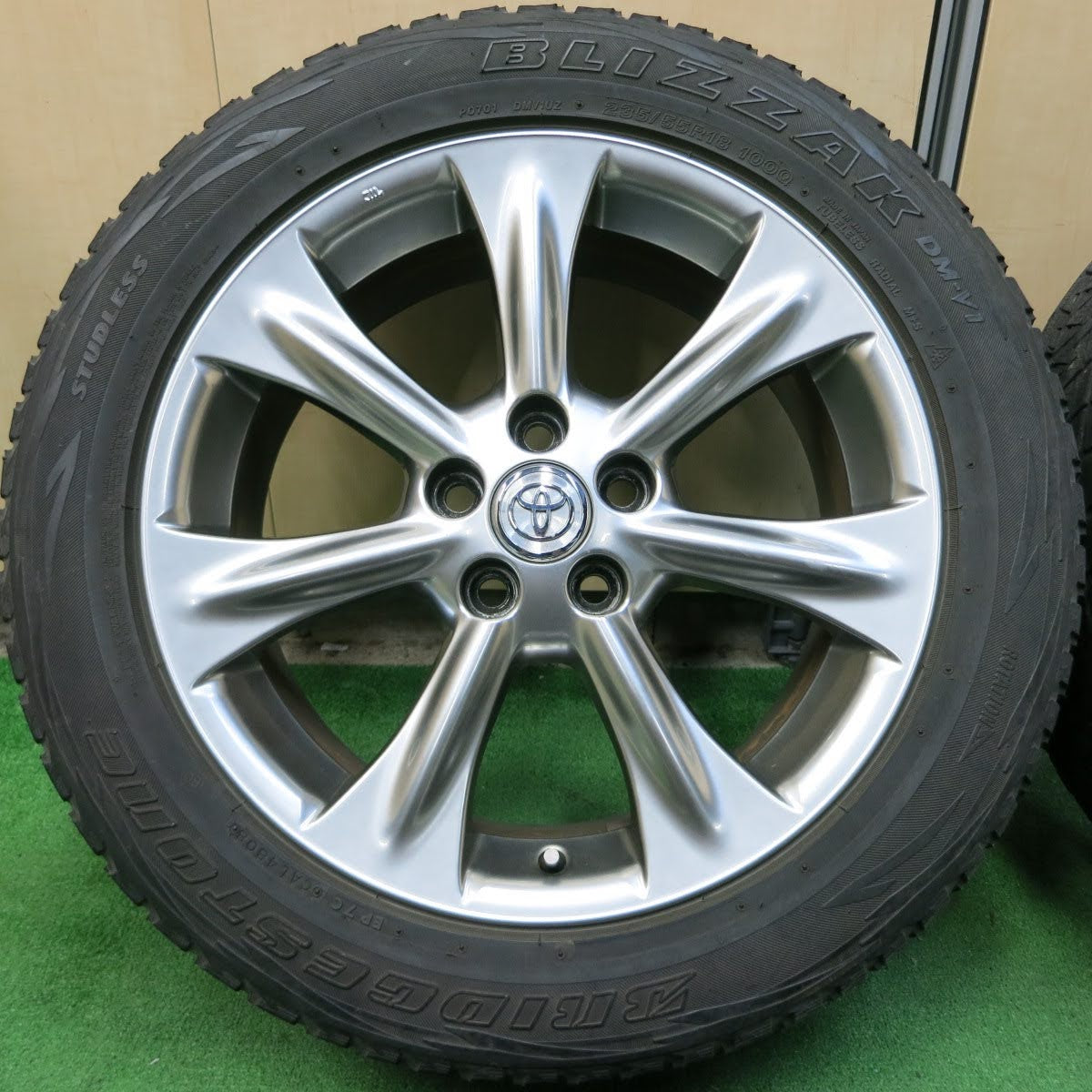 [送料無料]キレイ★トヨタ 30系 ハリアー 純正 235/55R18 スタッドレス ブリヂストン ブリザック DM-V1 18インチ PCD114.3/5H★3070105イス