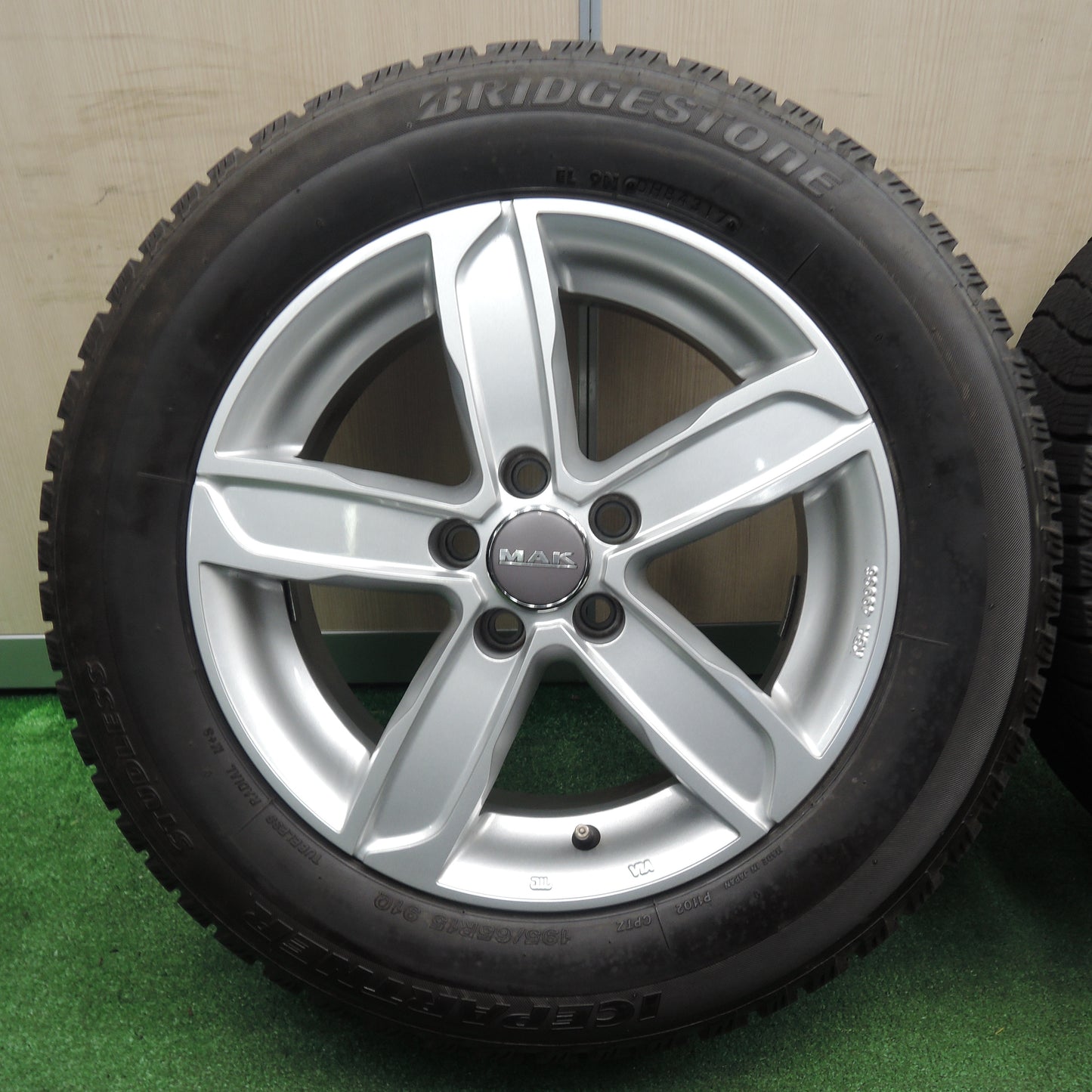 *送料無料*キレイ★スタッドレス 195/65R15 MAK ブリヂストン アイスパートナー 15インチ PCD100/5H★3111401NJス