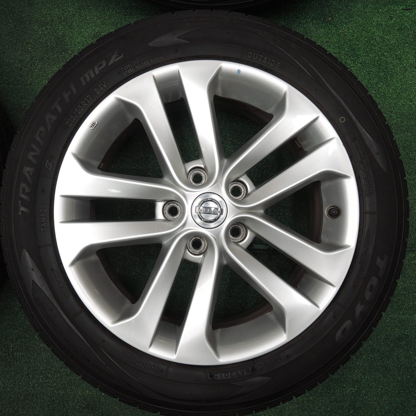 [送料無料]バリ溝！キレイ！9.5分★日産 ジューク 純正 215/55R17 トーヨー トランパス MPZ 17インチ PCD114.3/5H★3110204TNノ