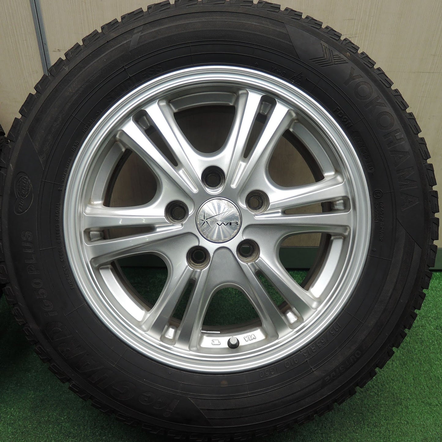 [送料無料] バリ溝！キレイ！9.5分★スタッドレス 195/65R15 ヨコハマ アイスガード iG50 プラス WB 社外 アルミ PCD114.3/5H★3120105TNス
