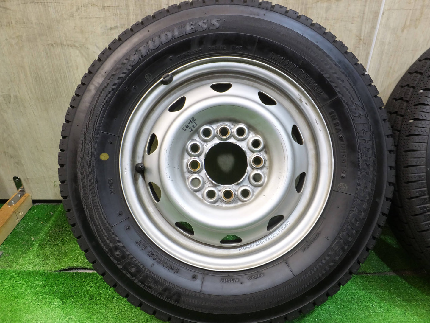 [送料無料]バリ溝！19年！9.5分以上★スタッドレス 145R12 80/78N ブリヂストン W300 トーヨー デルベックス 934 鉄 ホイール PCD100H★2080314Hス