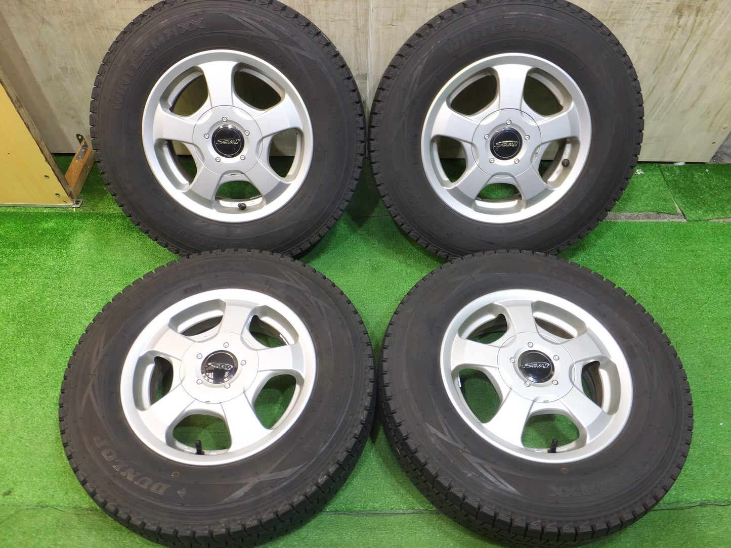 [送料無料]バリ溝！20年！9.5分以上★スタッドレス 165R13 6PR ダンロップ ウインターマックス SV01 SEVAL 社外 アルミ 13インチ PCD100 114.3/4H★2082902Hス