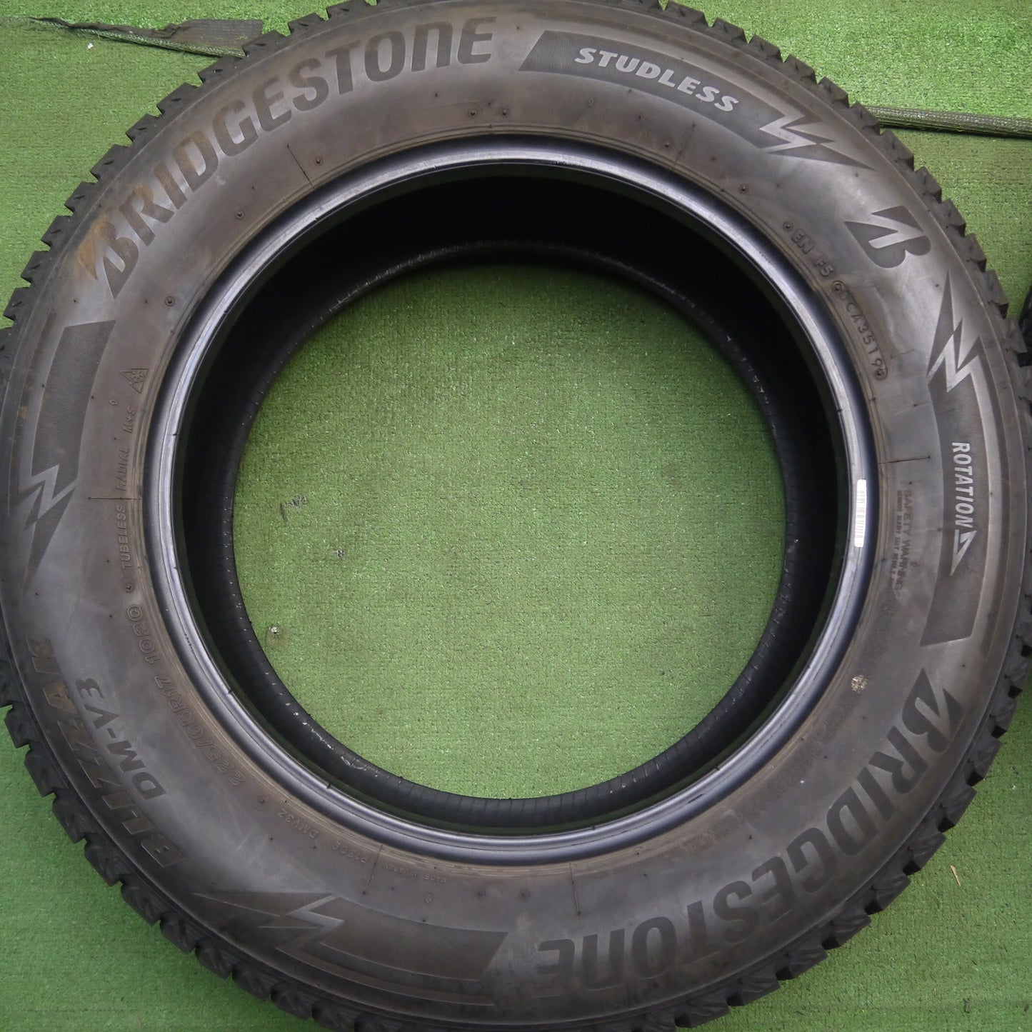 [送料無料]バリ溝！19年！9.5分★スタッドレス 225/65R17 ブリヂストン ブリザックDM-V3 タイヤ 17インチ ハリアー RAV4 レクサス エクストレイル等★3082108Hスタ
