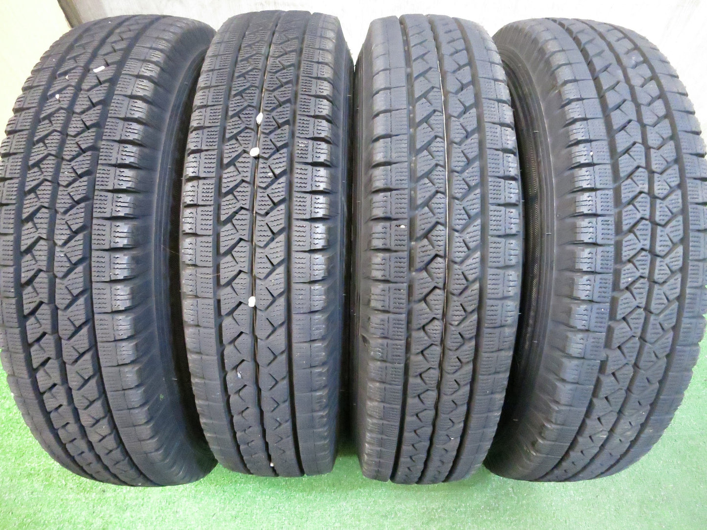 [送料無料]バリ溝！20年！キレイ！9.5分★スタッドレス 145R12 6PR ブリヂストン ブリザック VL1 スチール ホイール PCD100/4H★3022202Hス
