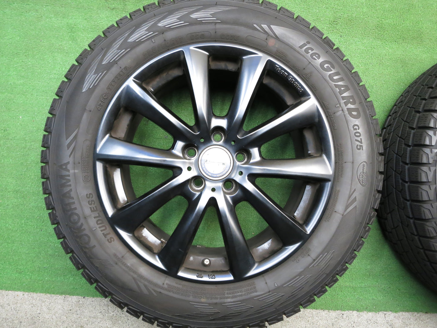 [送料無料]バリ溝 19年！9分★チェロキー 等 Team Sparco 225/60R17 スタッドレス PCD110/5H ヨコハマ アイスガード G075 CRIMSON クリムソン★2112110Hス