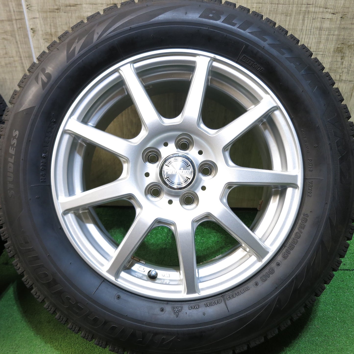 [送料無料]バリ溝！20年！綺麗！9.5分★プリウス 等 195/65R15 スタッドレス ブリヂストン ブリザック VRX2 ravrion ラブリオン 15インチ PCD100/5H★3042806Hス